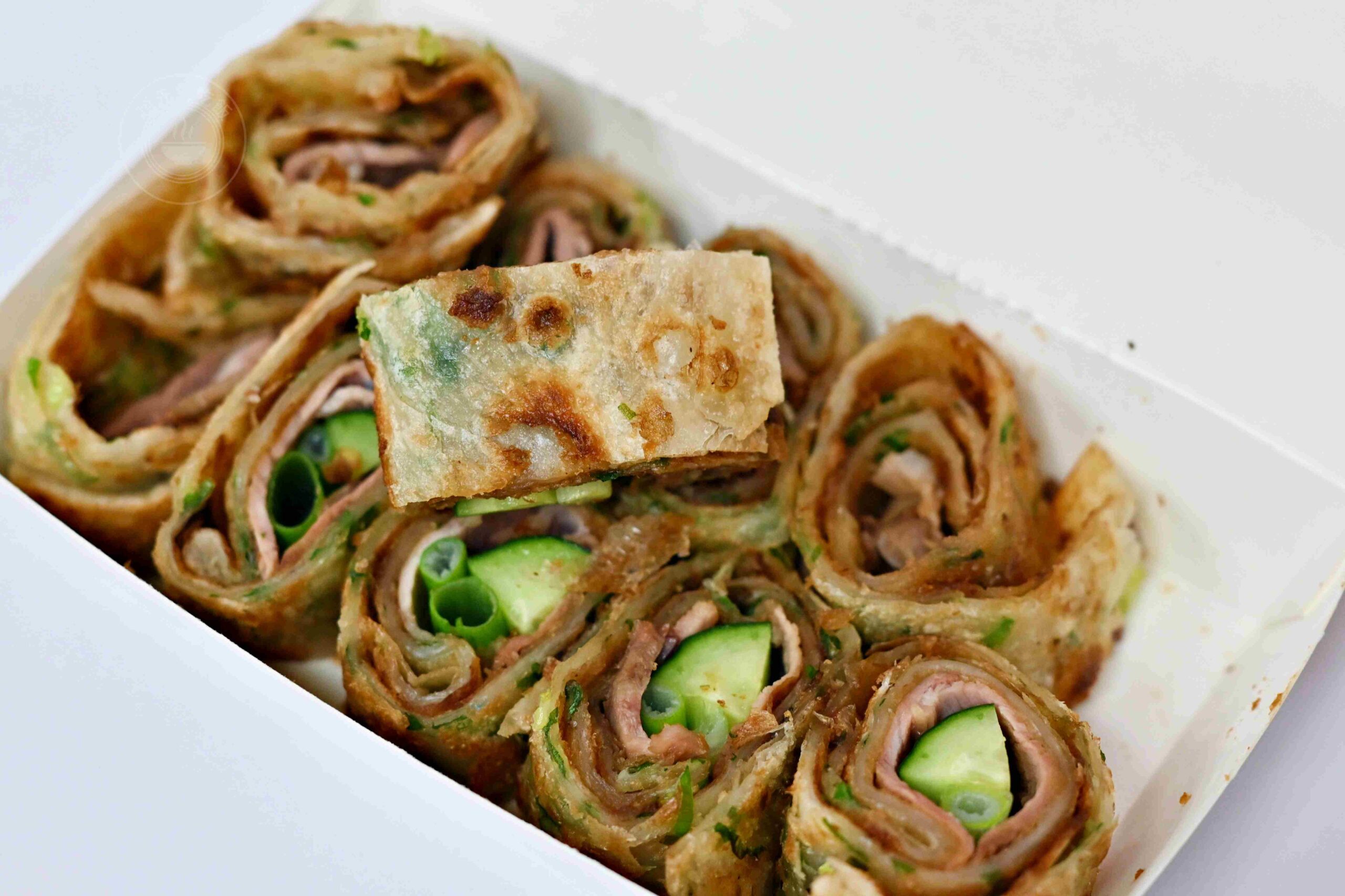 【饒河夜市美食】蔥海手工蔥油餅，麵糰蓋滿青蔥像草皮一樣誇張，推薦牛肉、豬肉捲餅(菜單) @趙先生吃飯