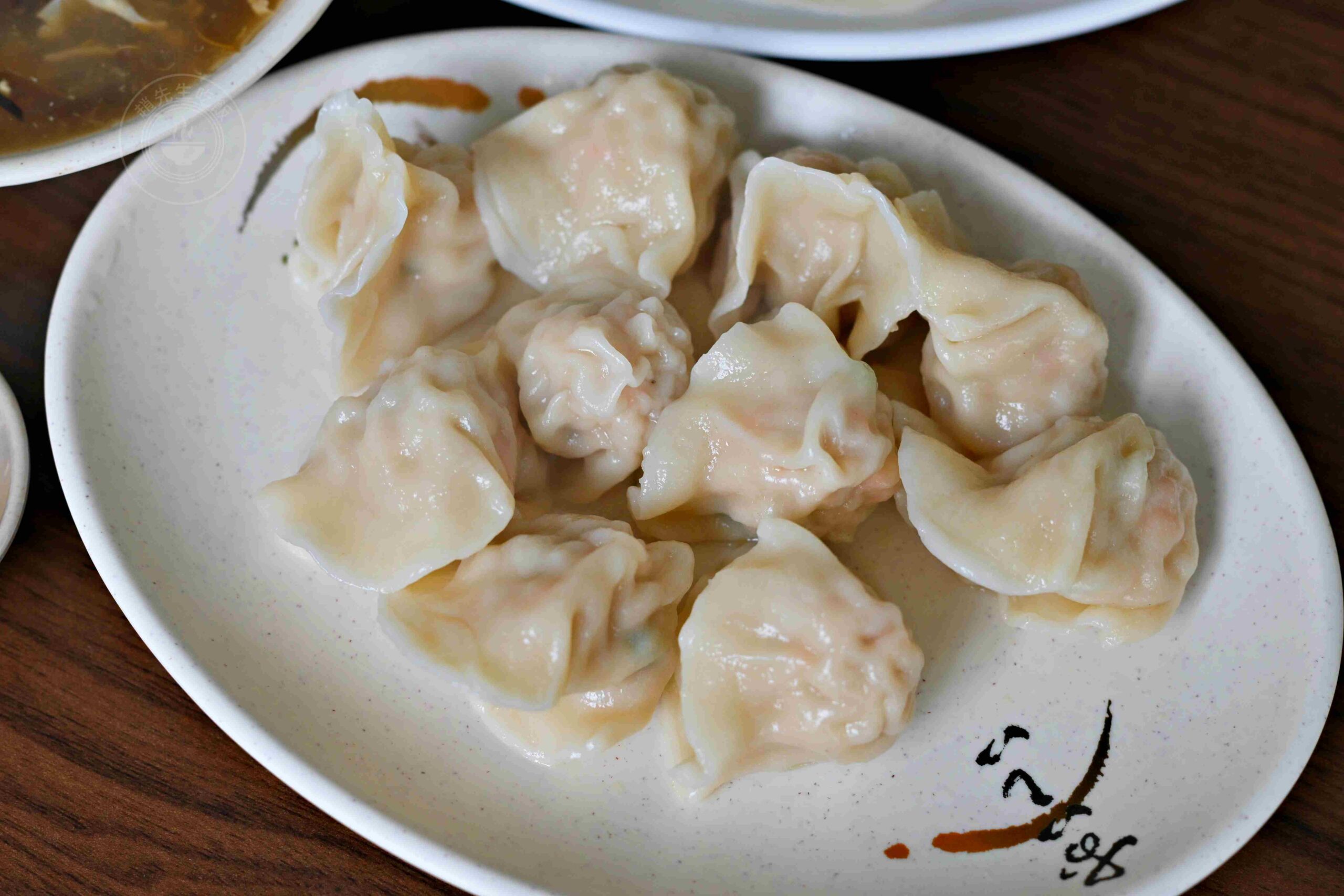 【板橋美食】豪季水餃專賣店，整隻大蝦子超滿足，韭菜豬肉、酸辣湯也推薦(菜單) @趙先生吃飯