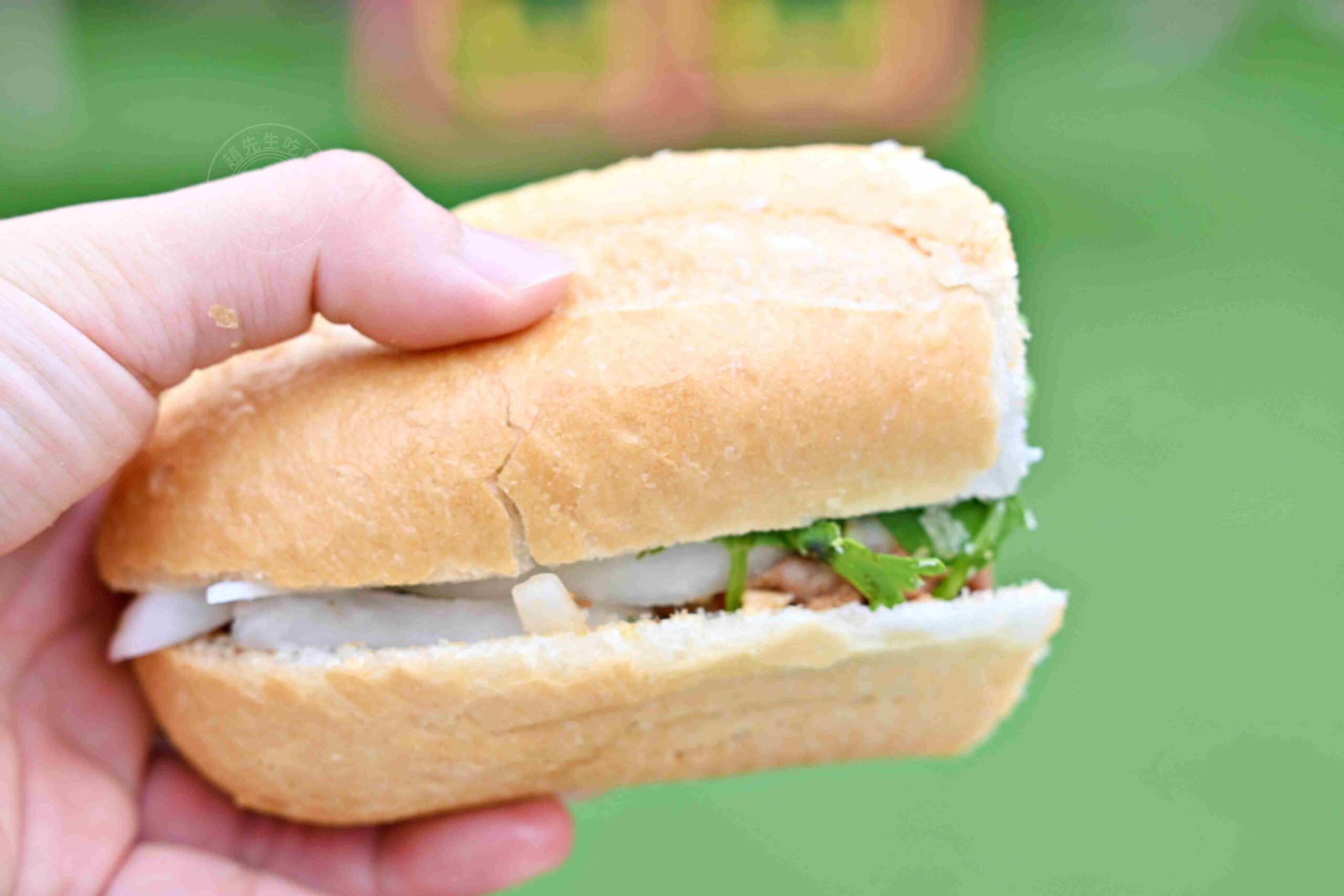 【三重美食】育婷越南法國麵包，在地人超愛的現烤超酥脆麵包，牛肉、花生都推薦(菜單) @趙先生吃飯