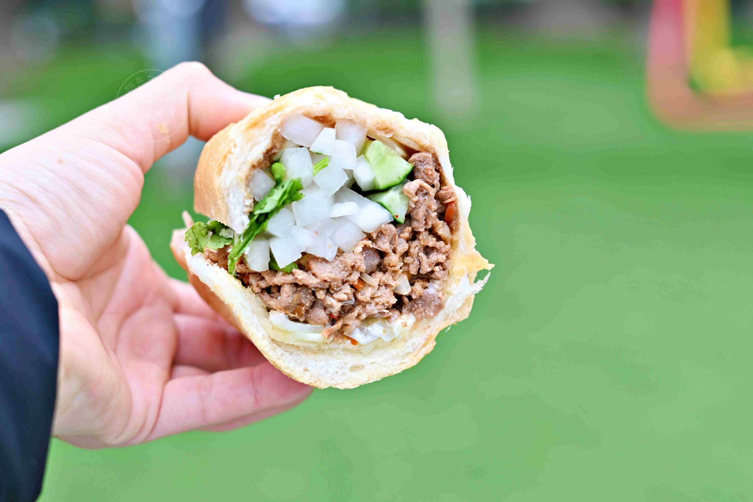 【三重美食】育婷越南法國麵包，在地人超愛的現烤超酥脆麵包，牛肉、花生都推薦(菜單) @趙先生吃飯