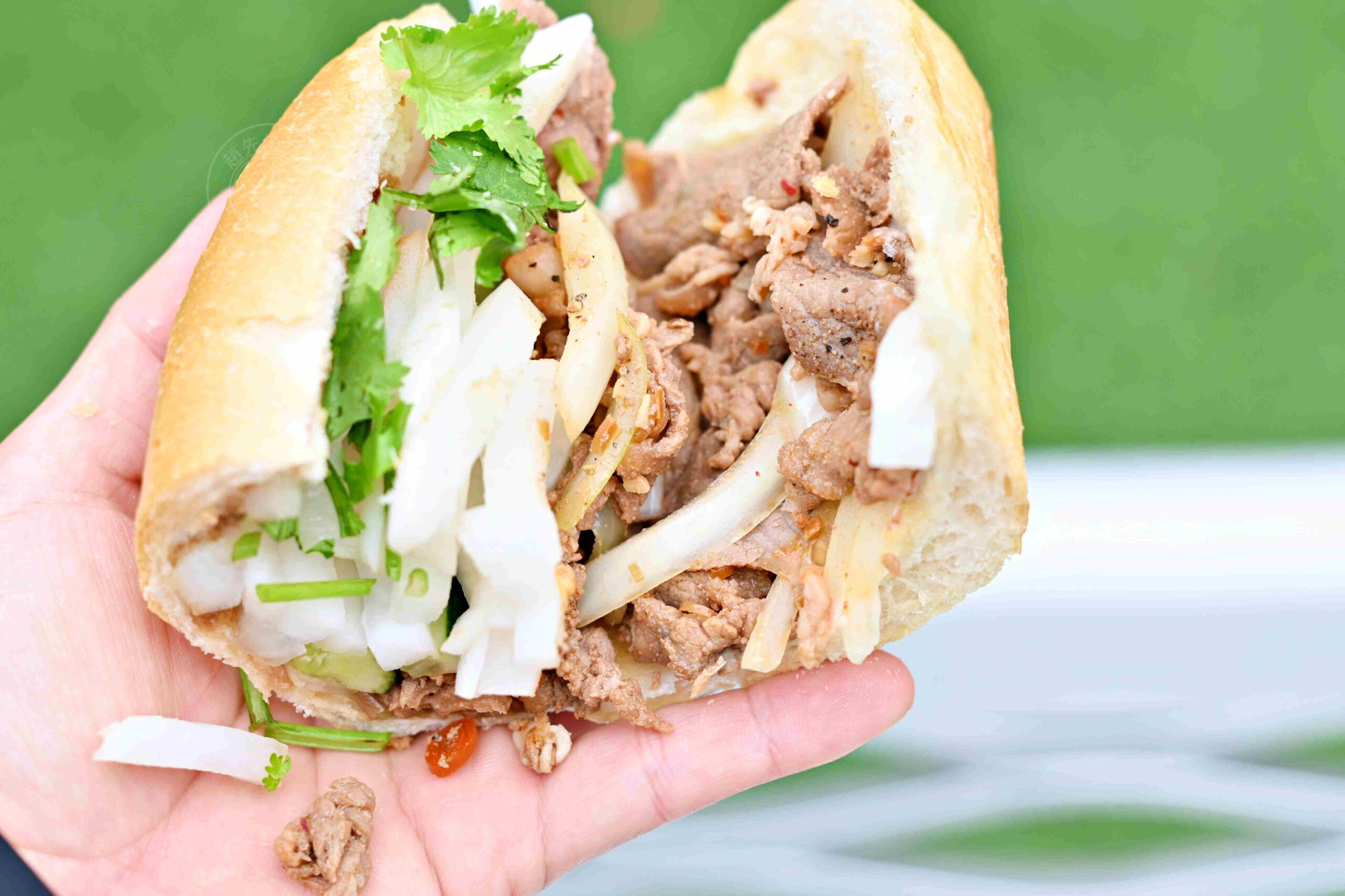 【三重美食】育婷越南法國麵包，在地人超愛的現烤超酥脆麵包，牛肉、花生都推薦(菜單) @趙先生吃飯