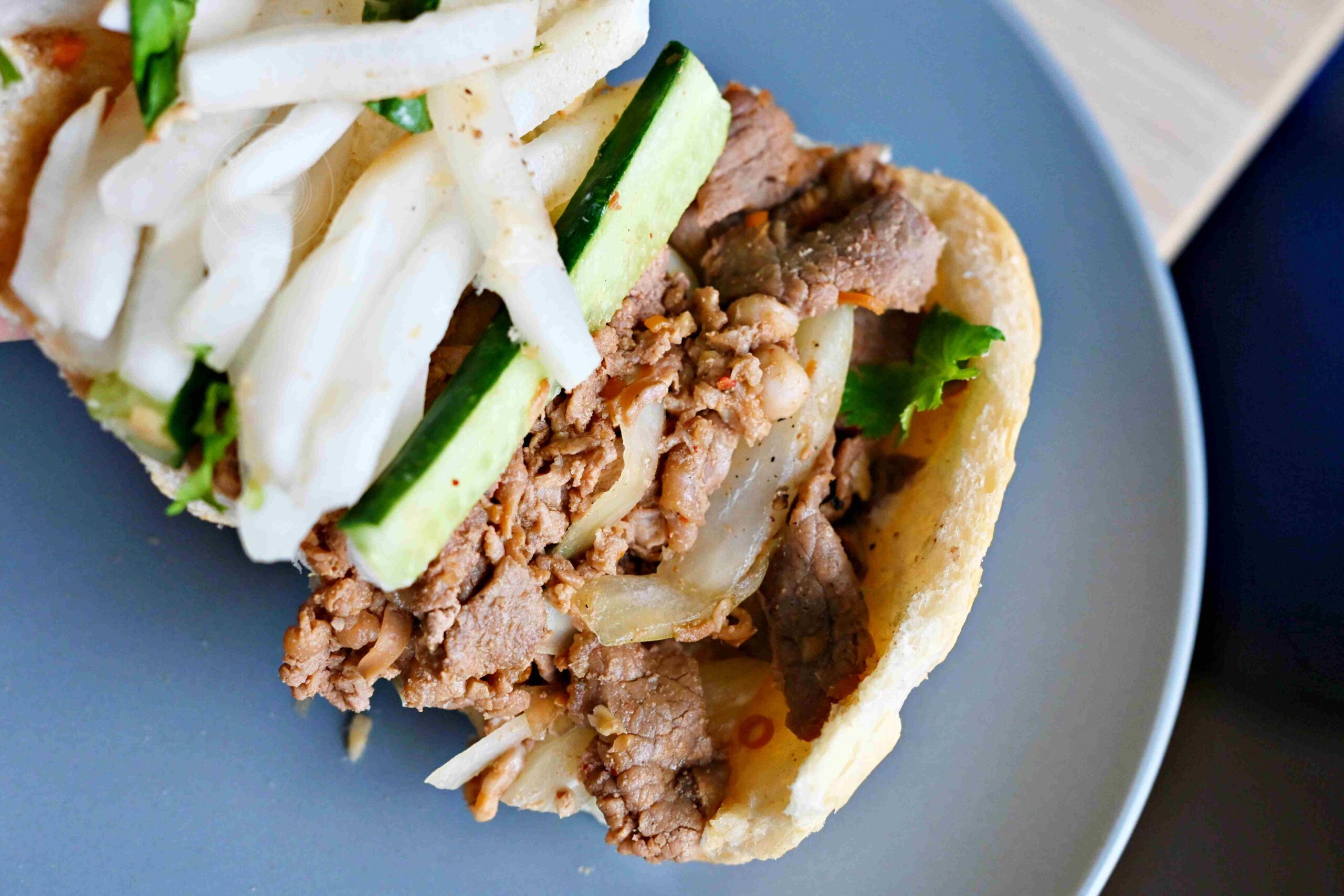 【三重美食】育婷越南法國麵包，在地人超愛的現烤超酥脆麵包，牛肉、花生都推薦(菜單) @趙先生吃飯