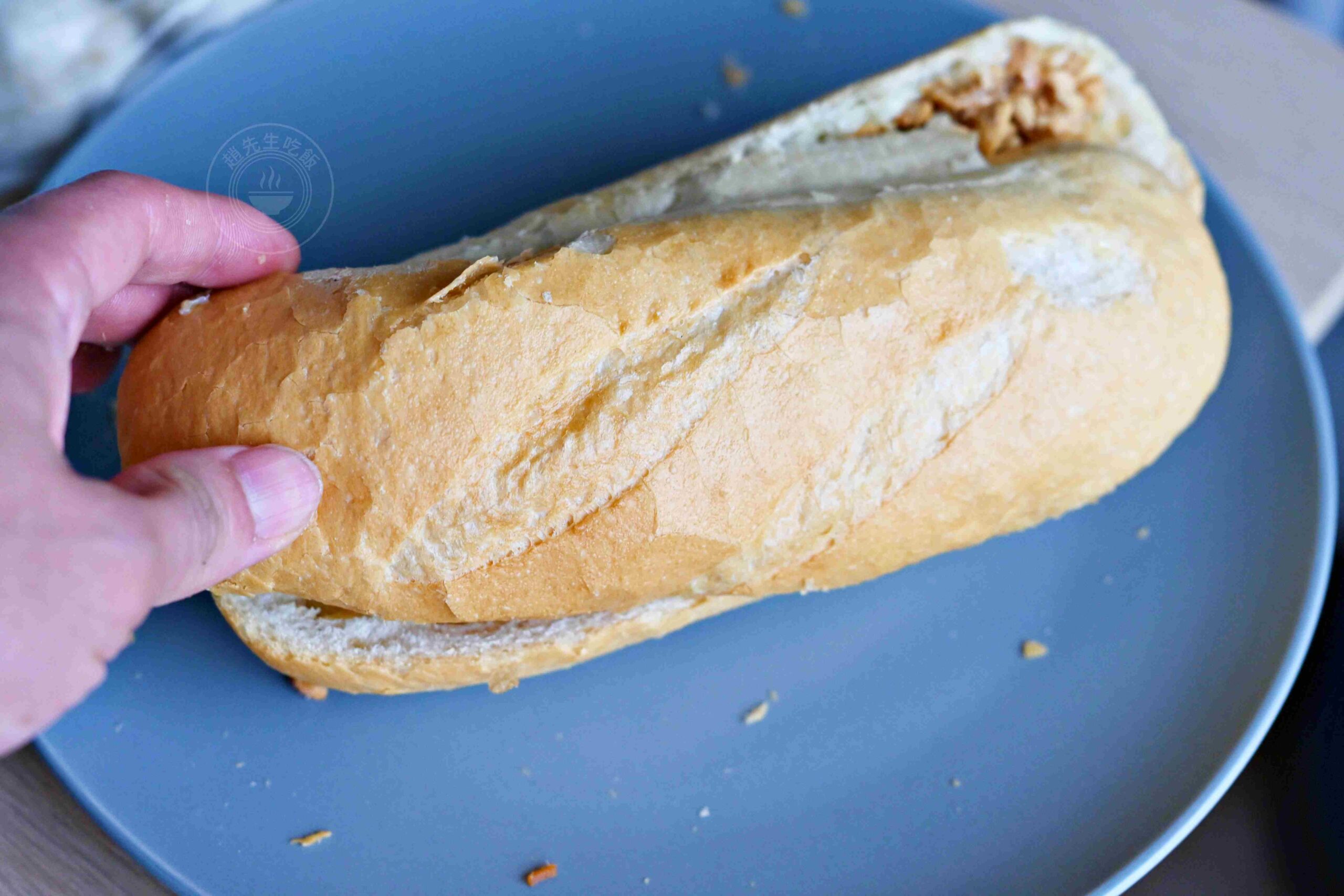 【三重美食】育婷越南法國麵包，在地人超愛的現烤超酥脆麵包，牛肉、花生都推薦(菜單) @趙先生吃飯