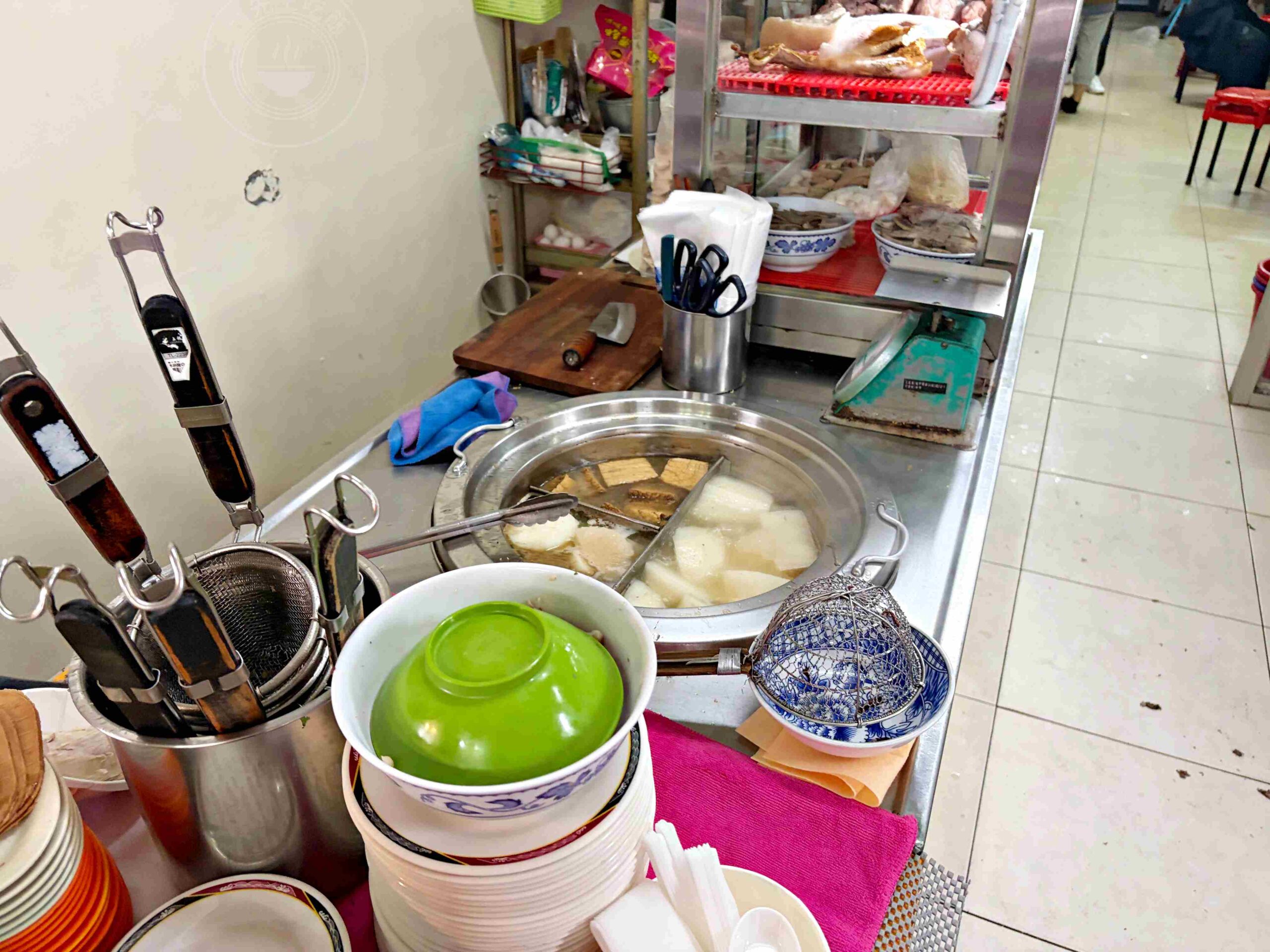 【基隆美食】兩利餛飩大王，在地人早起排隊的70年老字號，推薦乾麵與現包餛飩湯(菜單) @趙先生吃飯