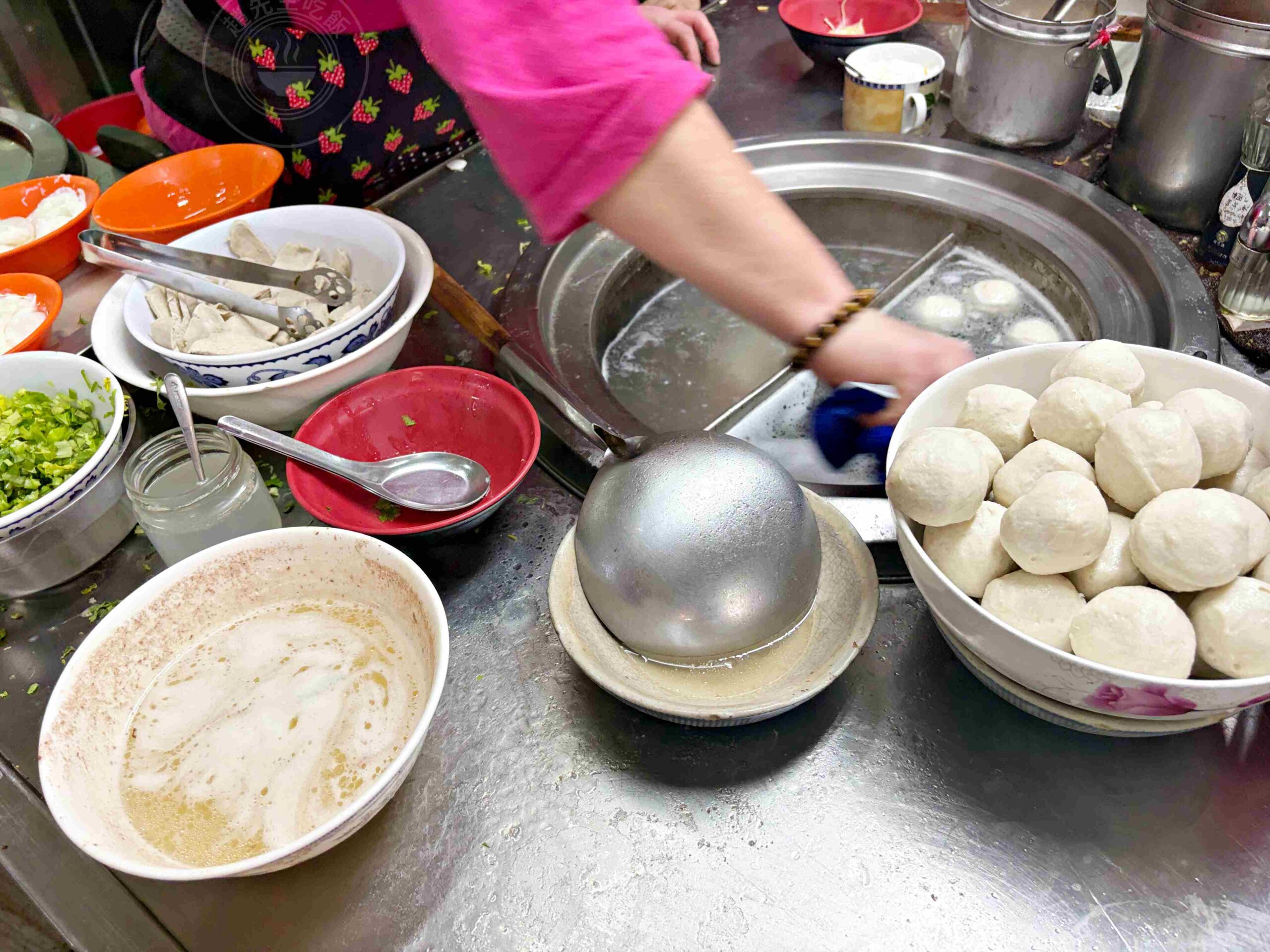 【基隆美食】兩利餛飩大王，在地人早起排隊的70年老字號，推薦乾麵與現包餛飩湯(菜單) @趙先生吃飯