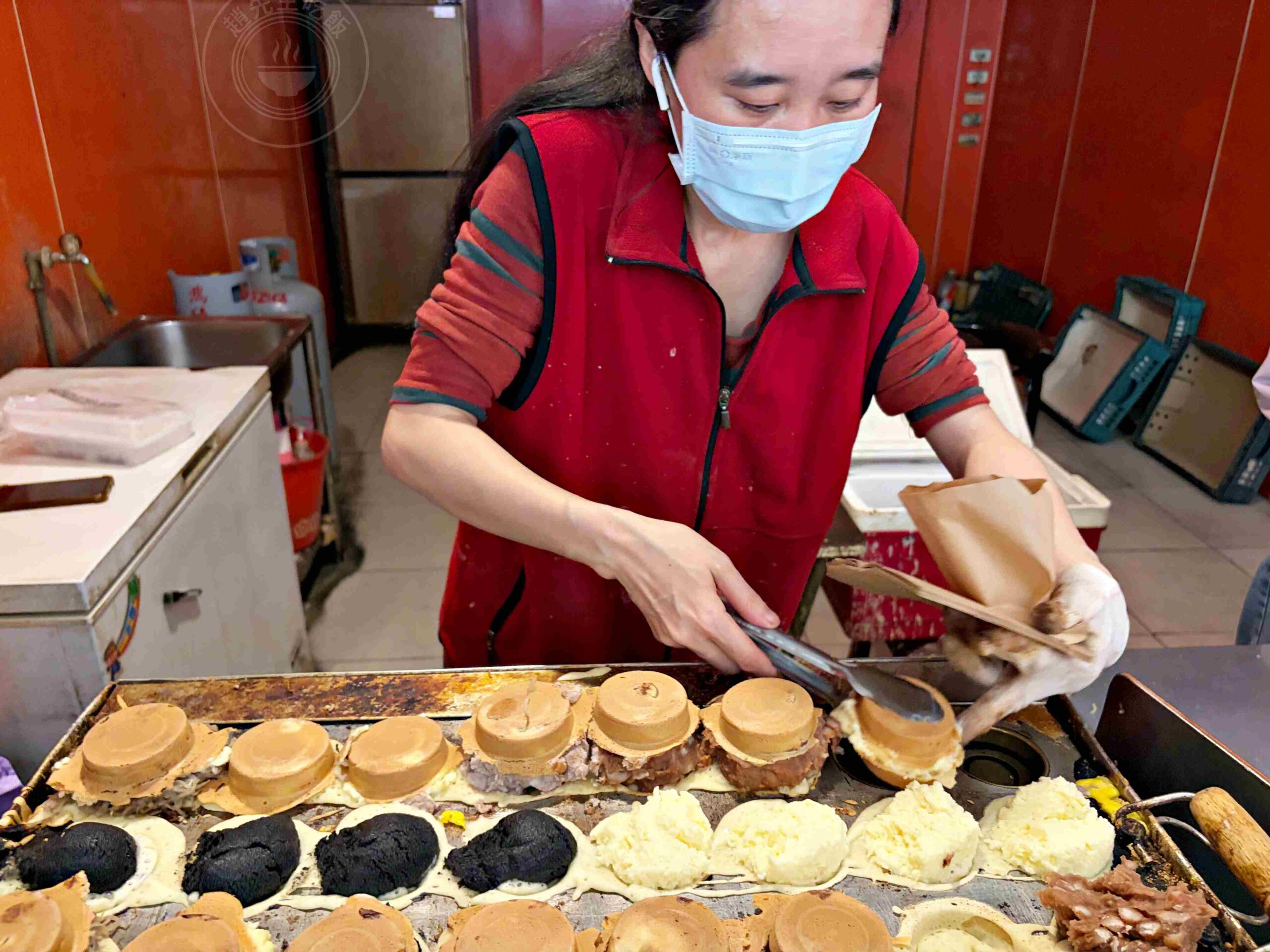 【板橋美食】太極鰲車輪餅，巨無霸爆餡紅豆餅推薦，竟然只要15元無敵好吃(菜單) @趙先生吃飯