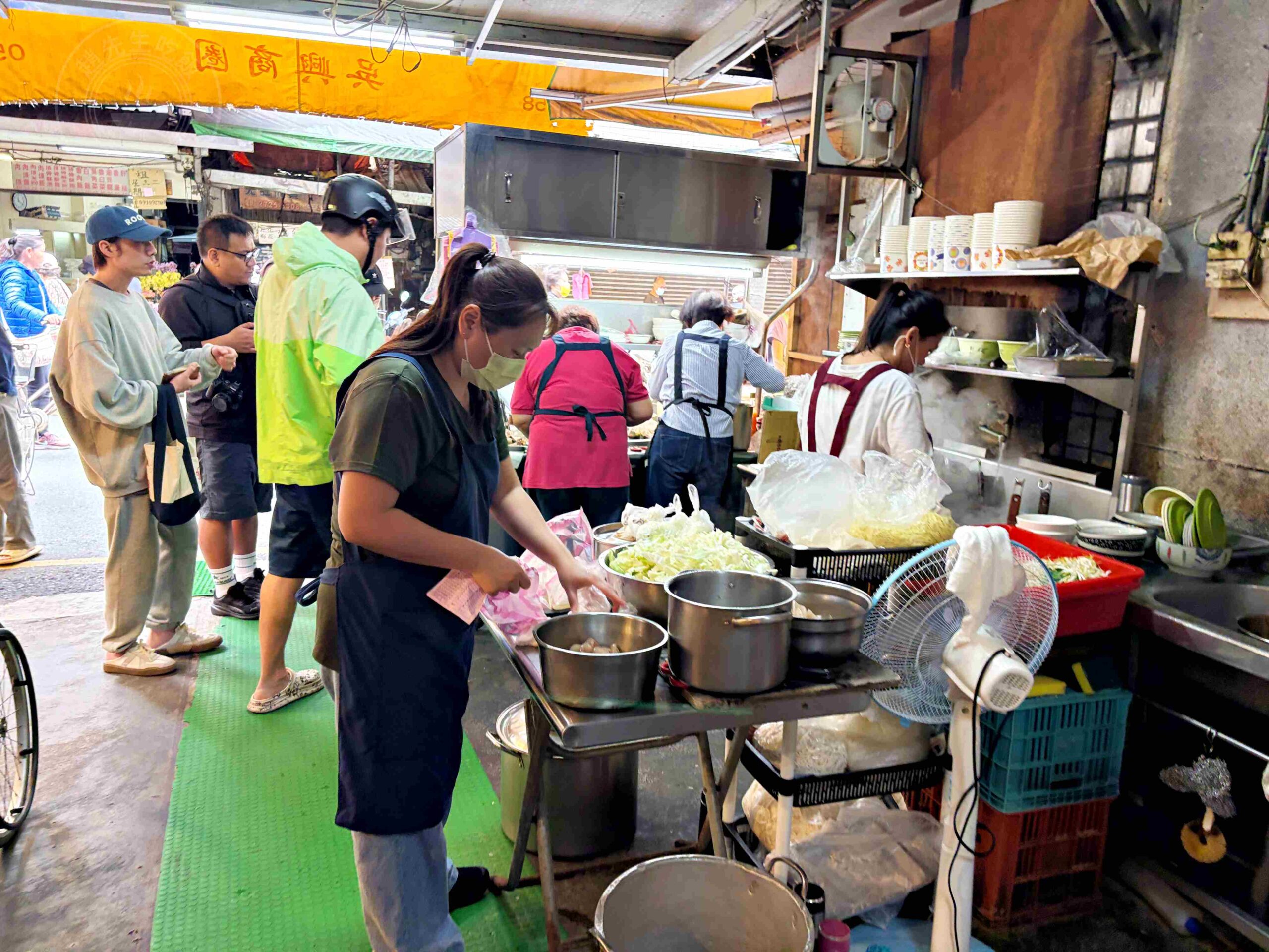 【信義區美食】阿月米粉湯-吳興商圈，隱藏在傳統市場的在地米粉湯早午餐(推薦) @趙先生吃飯