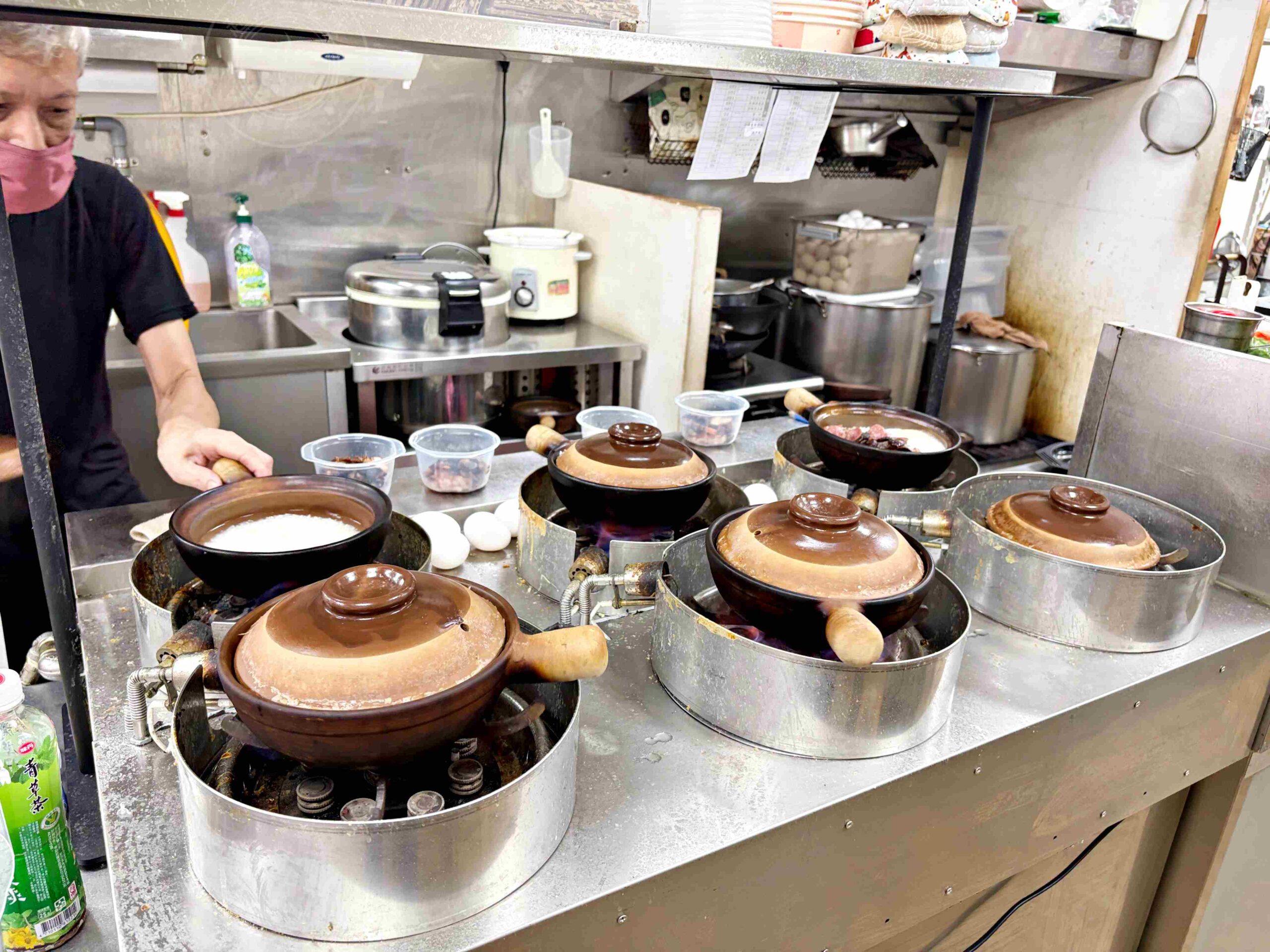 【信義區美食】賀加小吃店，現點現做臘味煲仔飯、皮蛋麵超香濃推薦(菜單) @趙先生吃飯