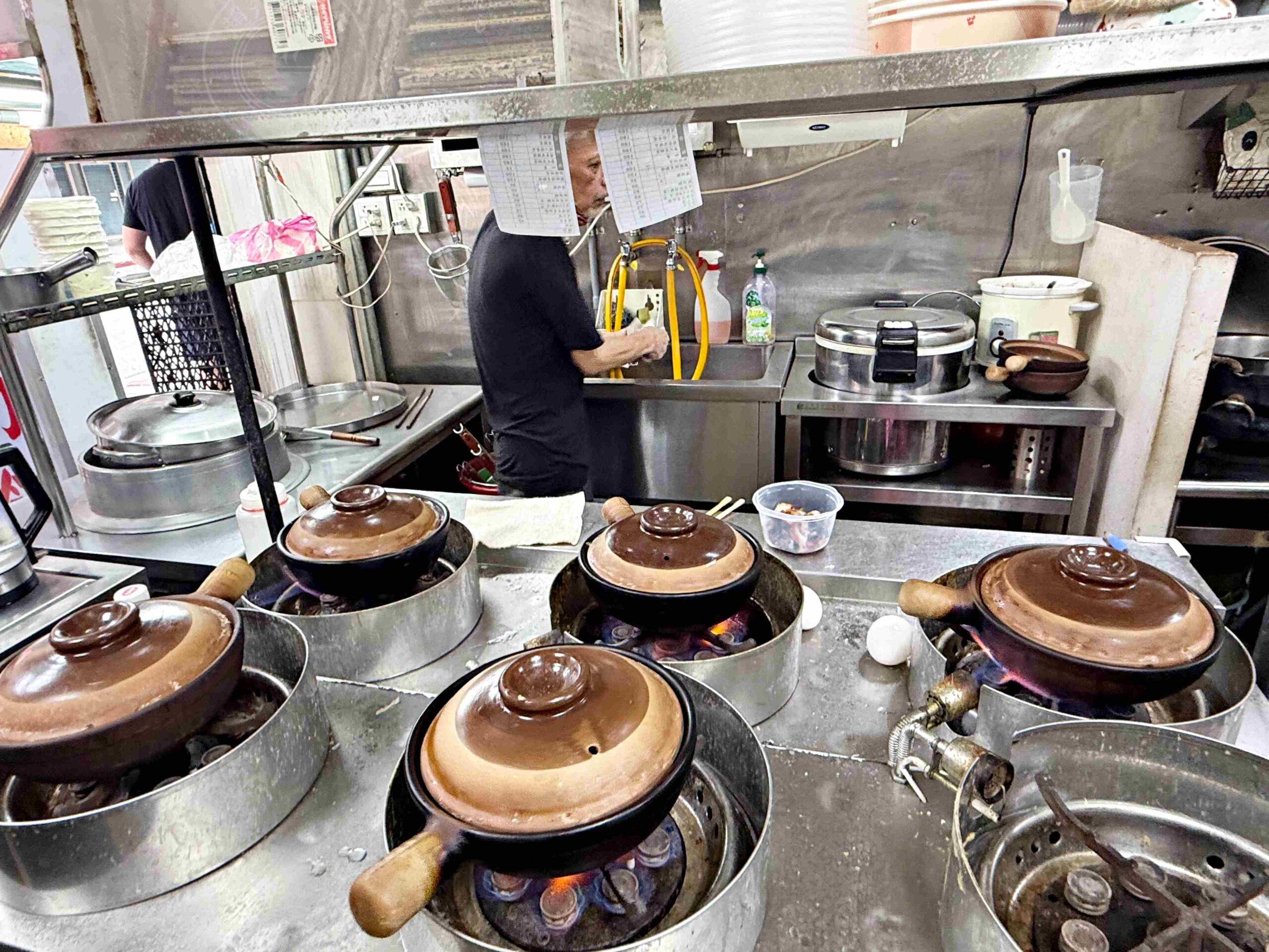 【信義區美食】賀加小吃店，現點現做臘味煲仔飯、皮蛋麵超香濃推薦(菜單) @趙先生吃飯