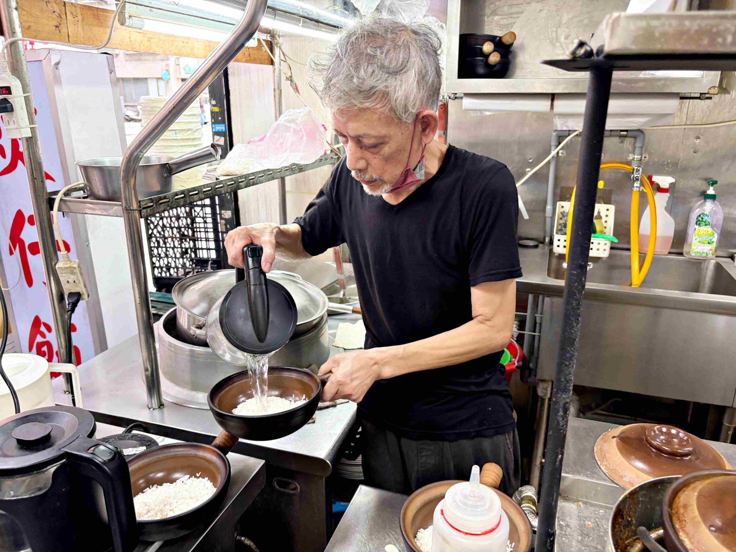 【信義區美食】賀加小吃店，現點現做臘味煲仔飯、皮蛋麵超香濃推薦(菜單) @趙先生吃飯