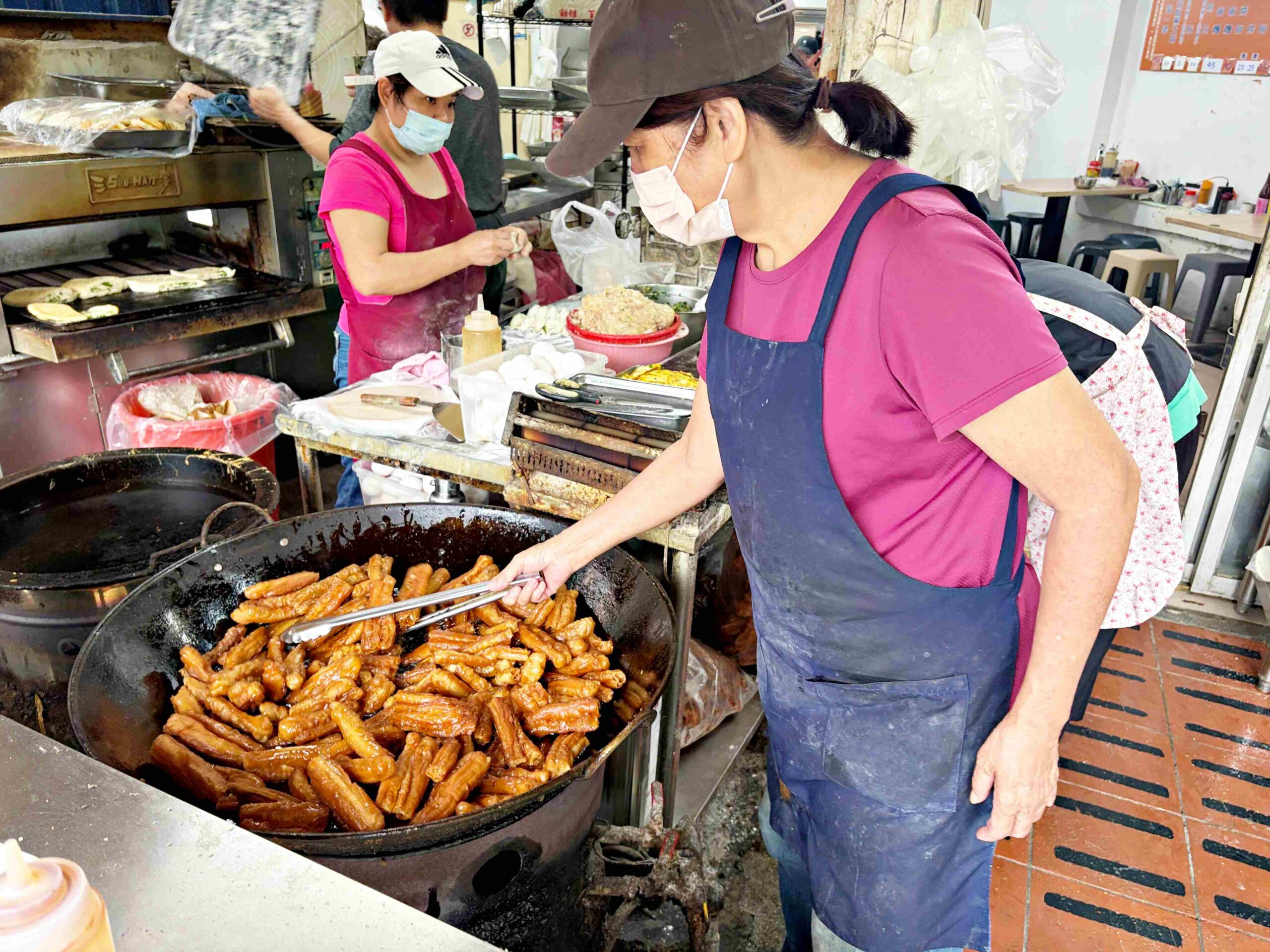 【松山美食】武記豆漿，隱藏在南京公寓市場的豆漿老店，推薦鹹飯糰、蔥燒餅油條(菜單) @趙先生吃飯