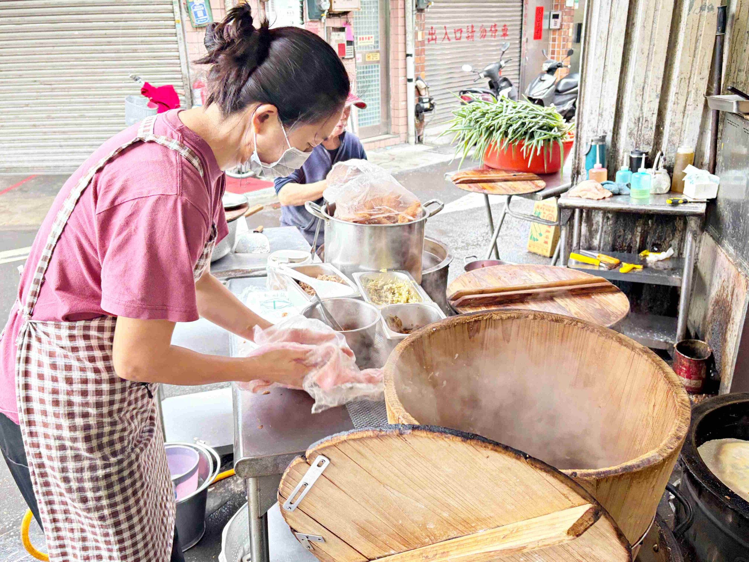 【松山美食】武記豆漿，隱藏在南京公寓市場的豆漿老店，推薦鹹飯糰、蔥燒餅油條(菜單) @趙先生吃飯