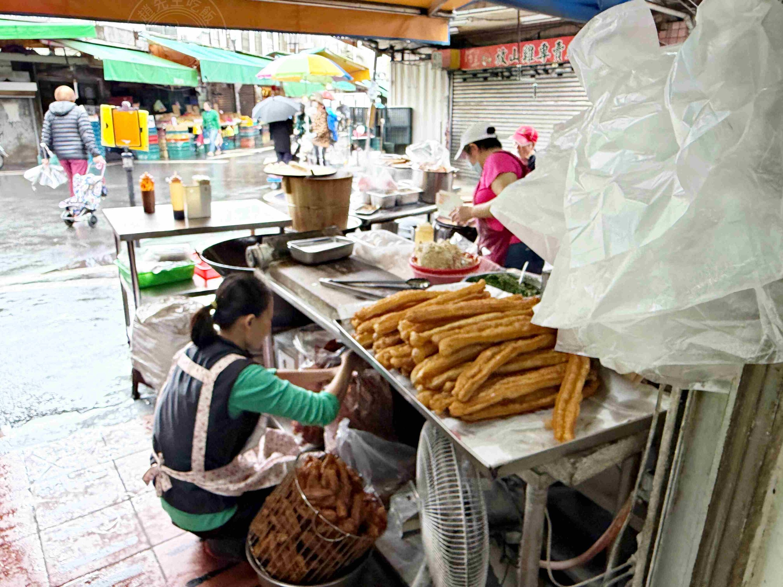 【松山美食】武記豆漿，隱藏在南京公寓市場的豆漿老店，推薦鹹飯糰、蔥燒餅油條(菜單) @趙先生吃飯