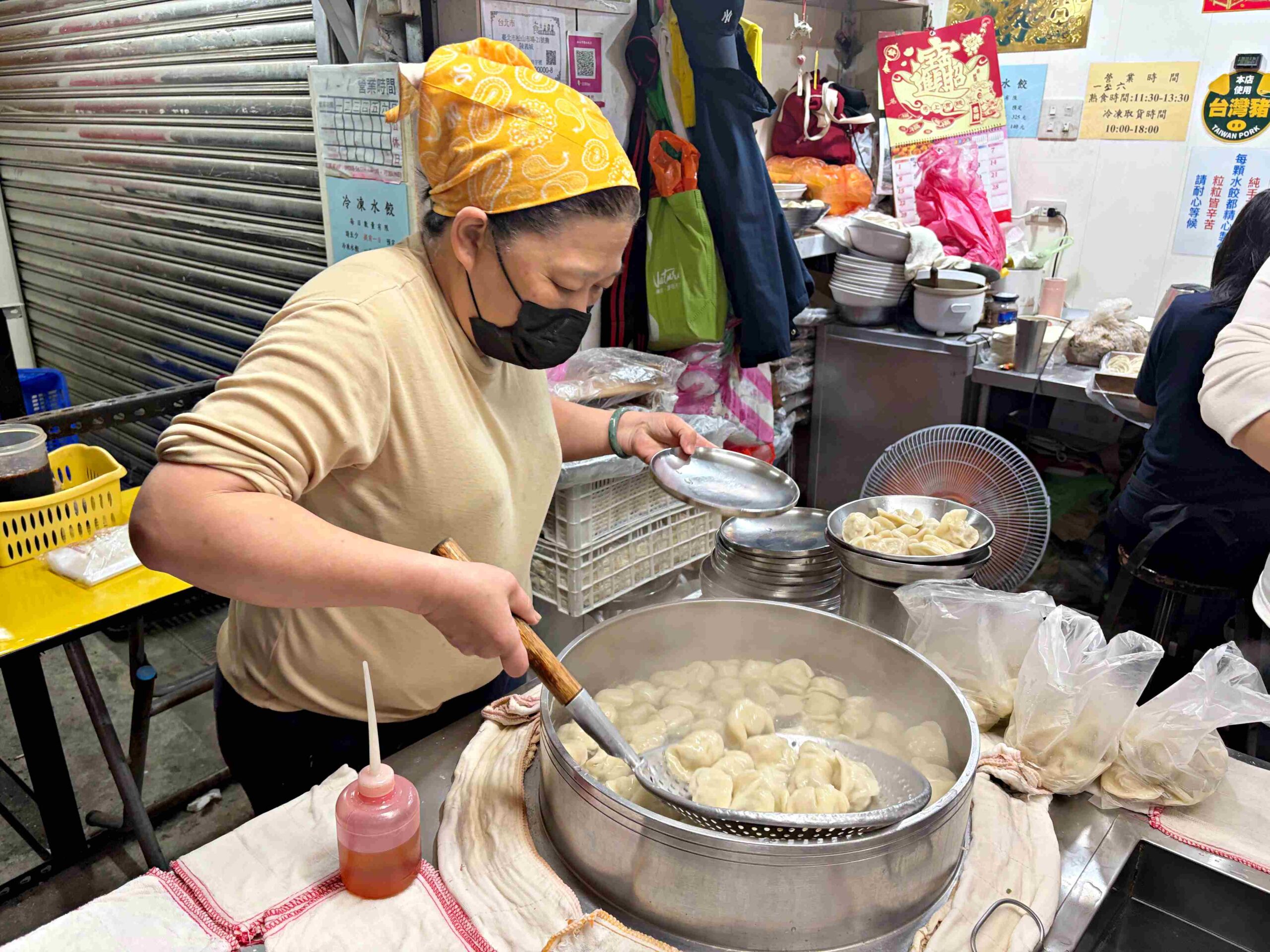 【松山美食】松山市場水餃，隱身市場內的巨大水餃、魚丸湯大顆便宜(菜單) @趙先生吃飯