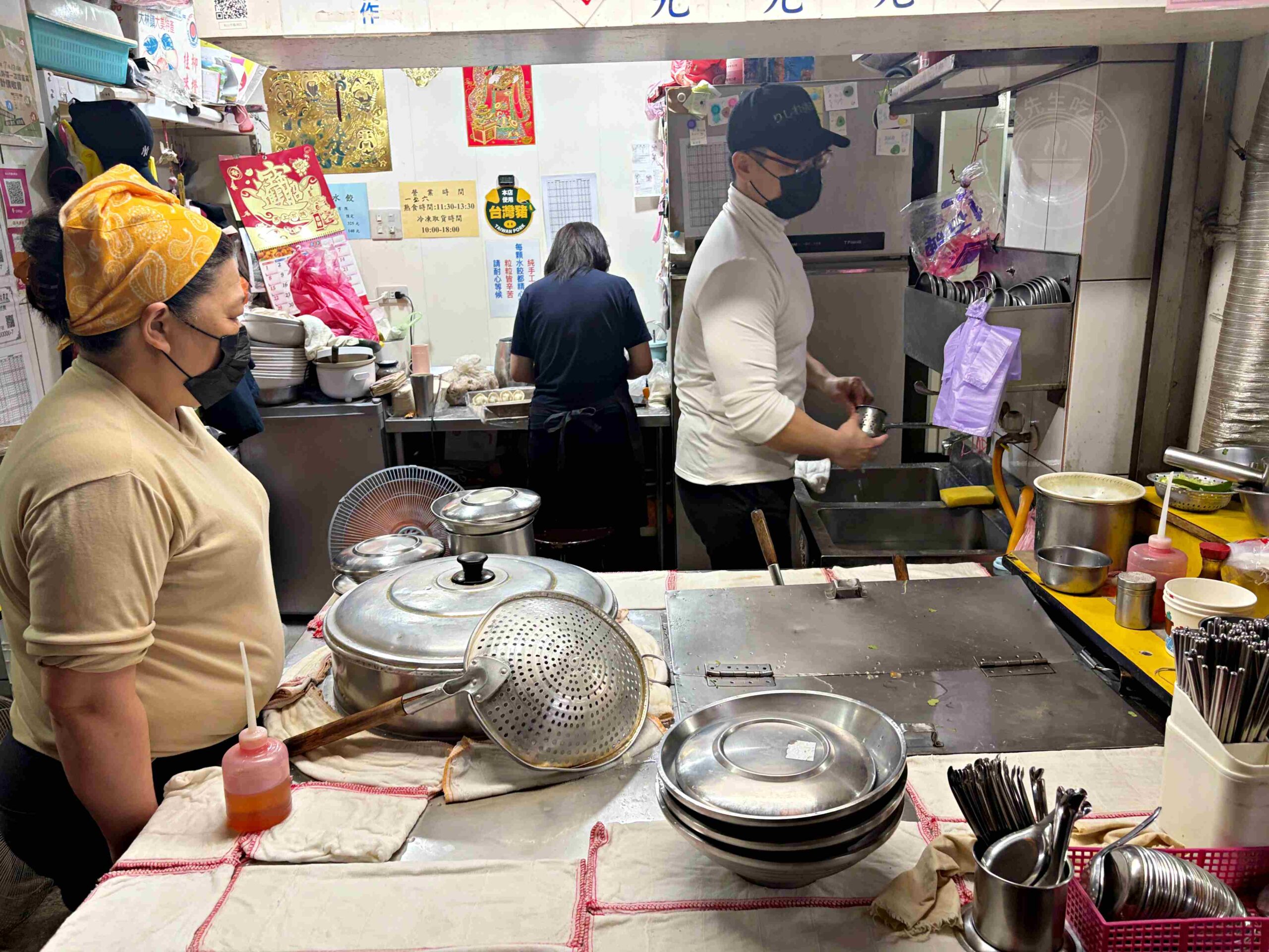 【松山美食】松山市場水餃，隱身市場內的巨大水餃、魚丸湯大顆便宜(菜單) @趙先生吃飯