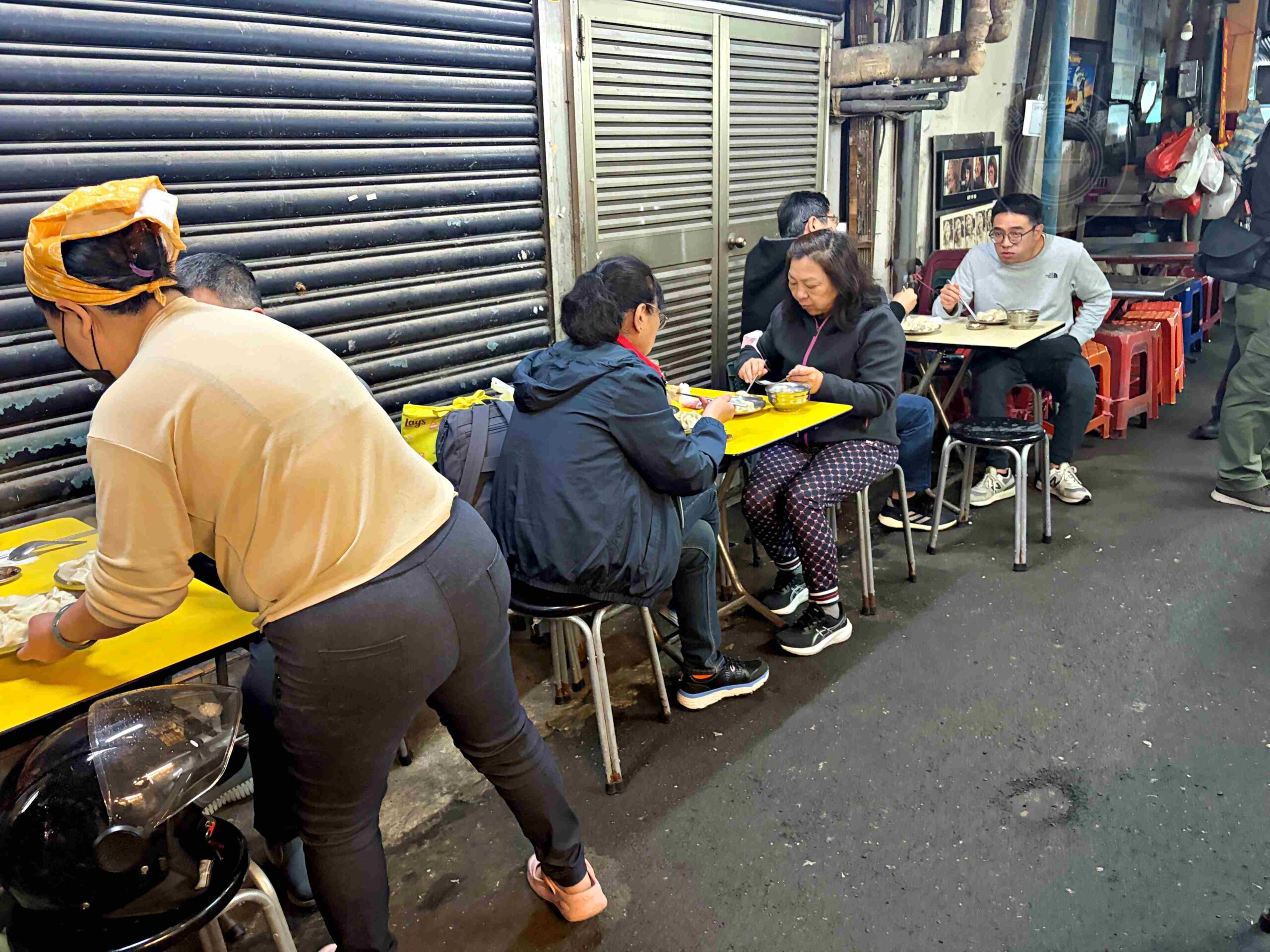【松山美食】松山市場水餃，隱身市場內的巨大水餃、魚丸湯大顆便宜(菜單) @趙先生吃飯