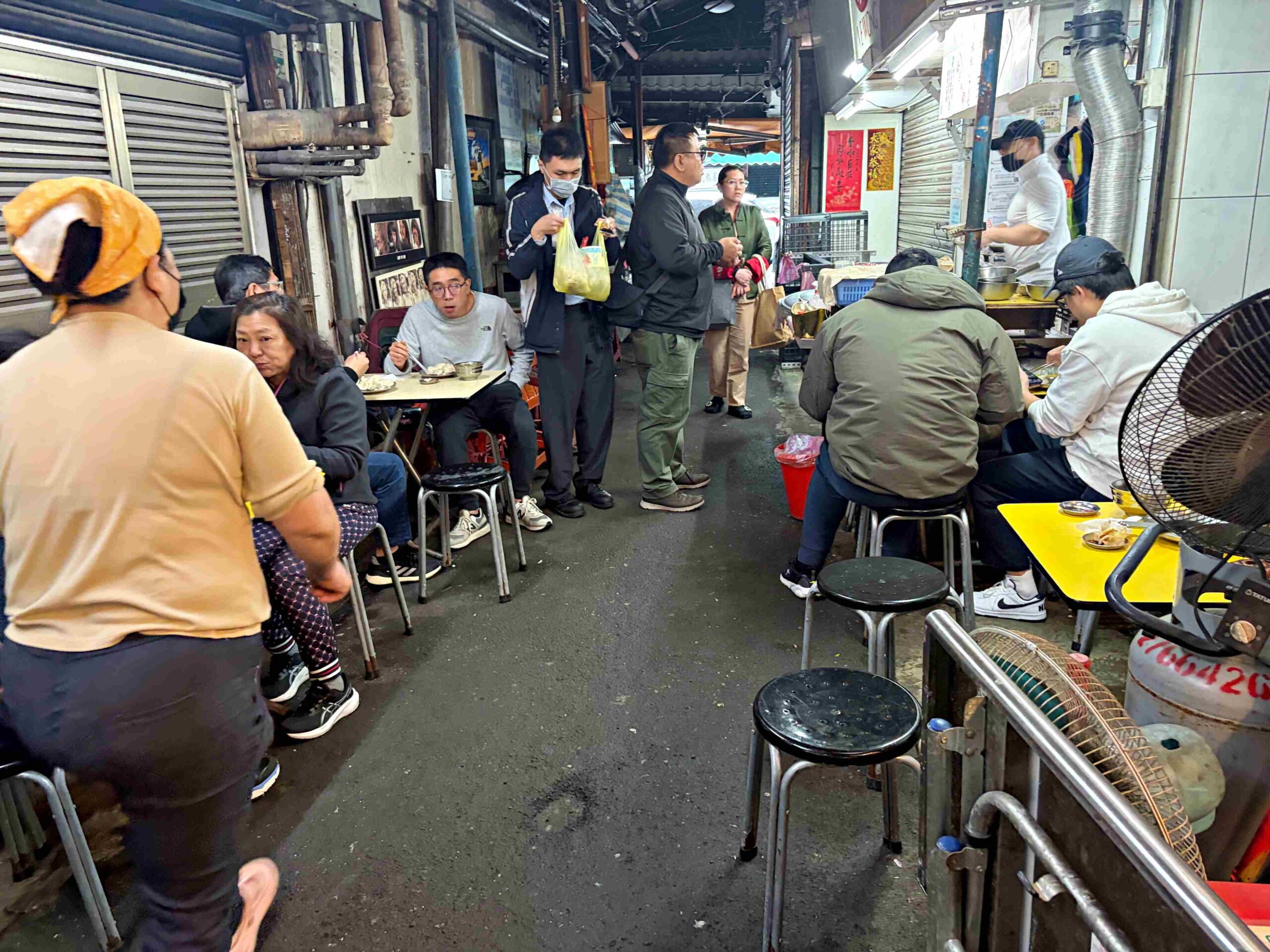 【松山美食】松山市場水餃，隱身市場內的巨大水餃、魚丸湯大顆便宜(菜單) @趙先生吃飯