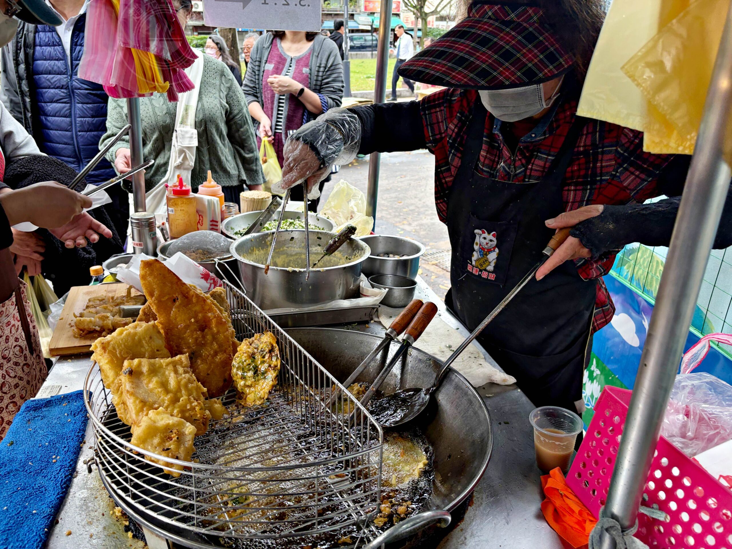 【寧夏夜市美食】圓環邊蚵仔煎，正港台灣大蚵仔，最大的蚵仔煎，蚵仔湯也超推薦(菜單) @趙先生吃飯