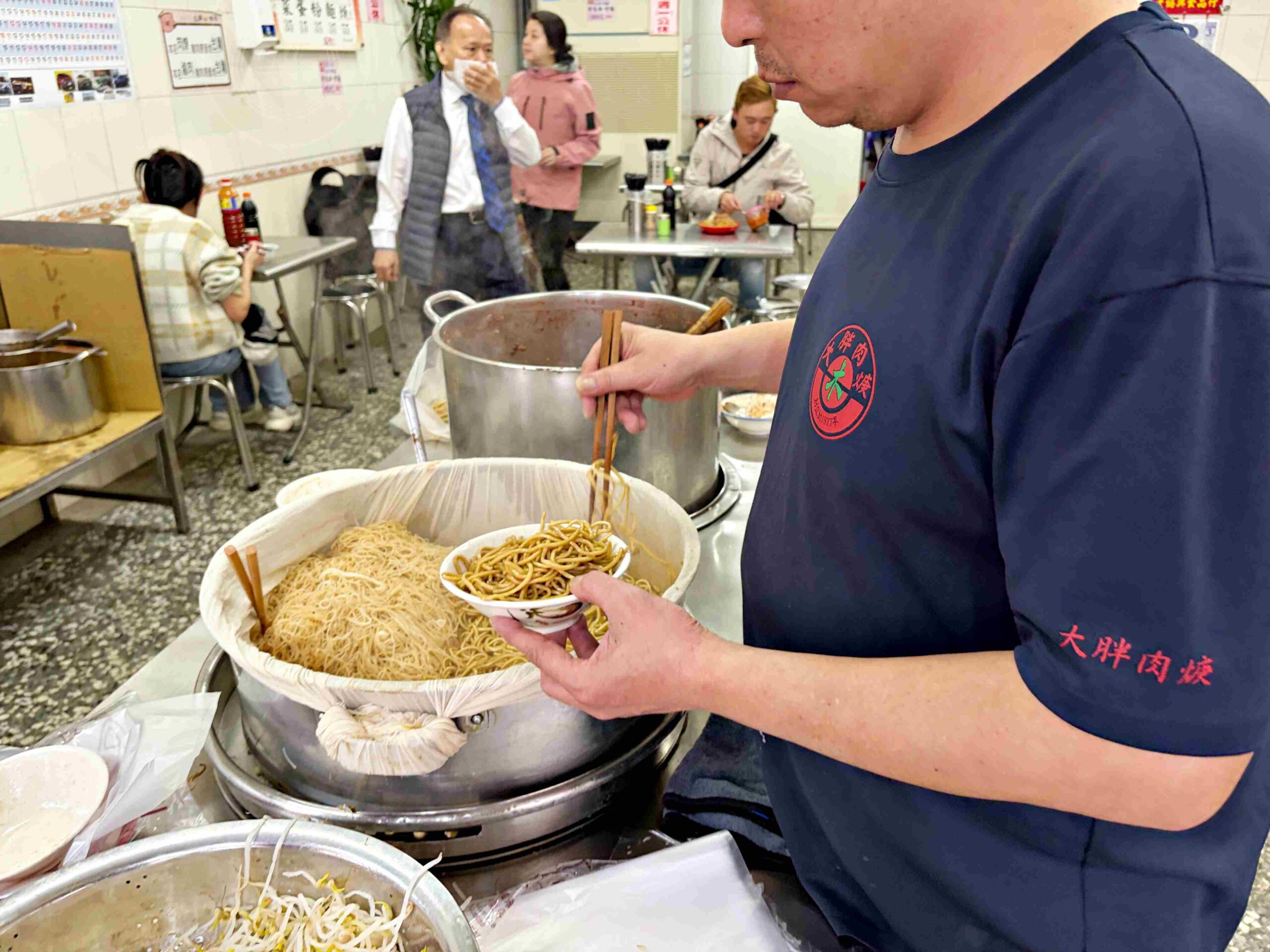 【中和美食】大胖肉焿光華總店，高人氣老店，肉羹湯可續湯、炒麵夠香都推薦(菜單) @趙先生吃飯