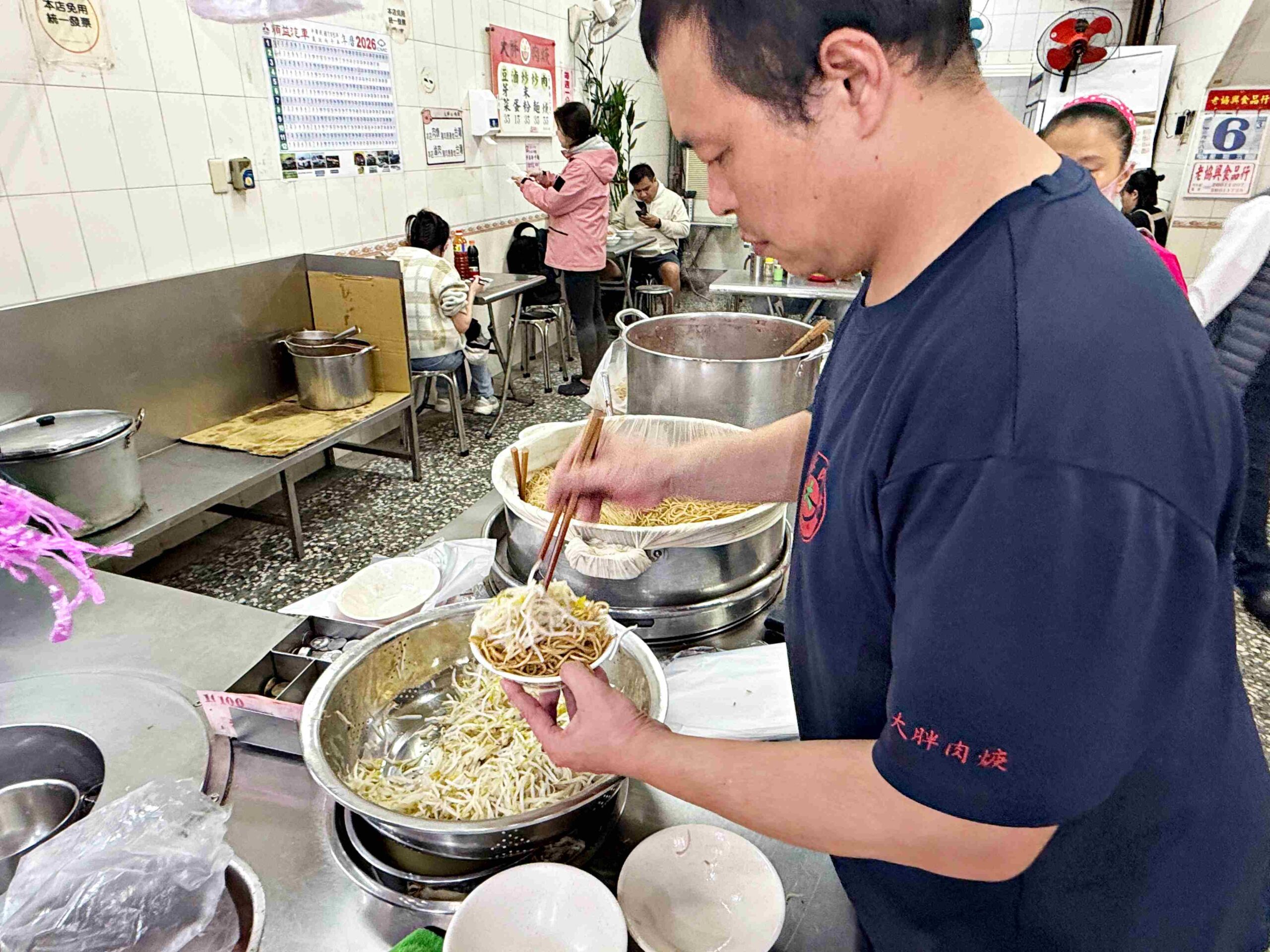 【中和美食】大胖肉焿光華總店，高人氣老店，肉羹湯可續湯、炒麵夠香都推薦(菜單) @趙先生吃飯