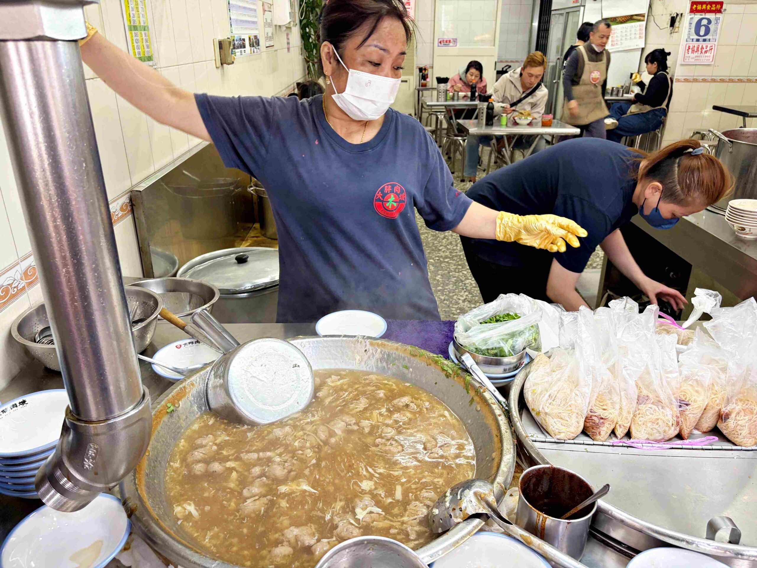【中和美食】大胖肉焿光華總店，高人氣老店，肉羹湯可續湯、炒麵夠香都推薦(菜單) @趙先生吃飯