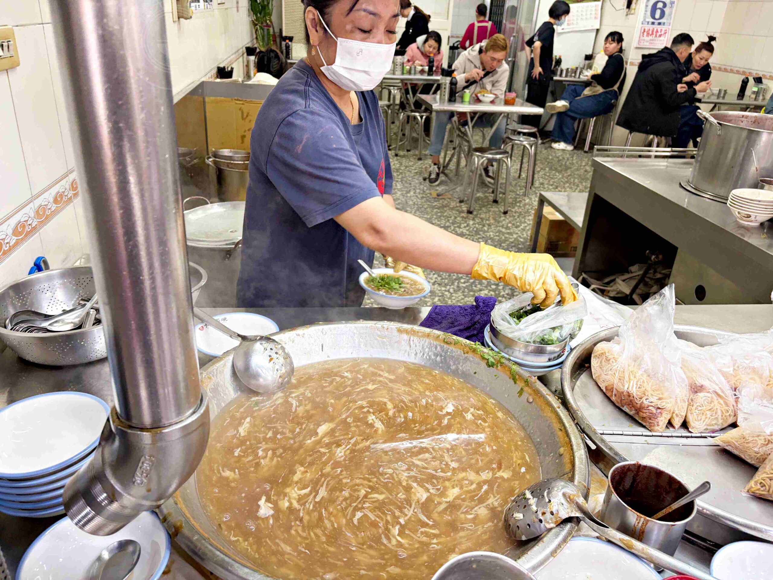 【中和美食】大胖肉焿光華總店，高人氣老店，肉羹湯可續湯、炒麵夠香都推薦(菜單) @趙先生吃飯