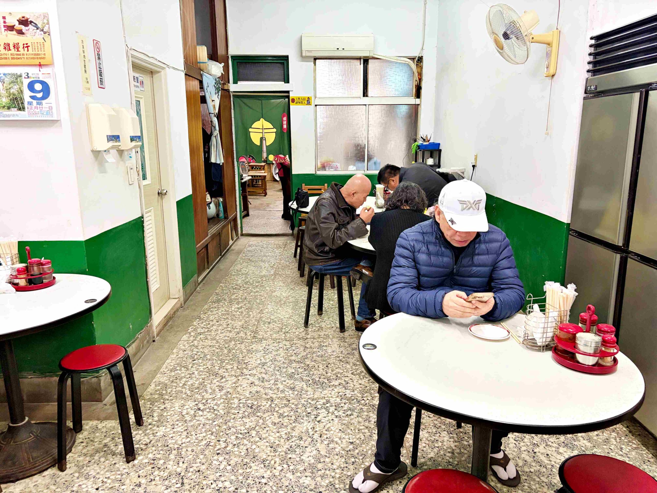 【古亭美食】康樂意小吃店，被麵店耽誤的四十年包子店，肉包、菜包都超強(菜單) @趙先生吃飯