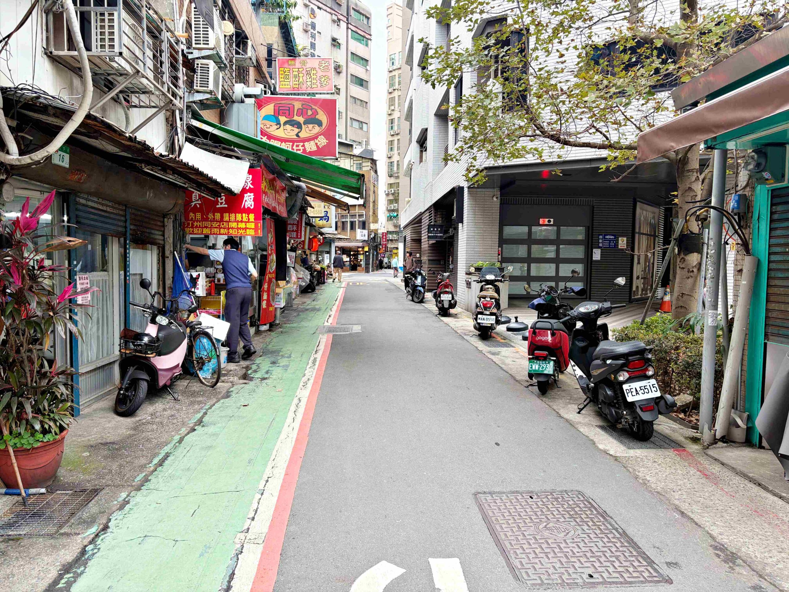 【古亭美食】同心大腸蚵仔麵線，500碗得獎，滿滿配料麵線，臭豆腐超有名推薦(菜單) @趙先生吃飯