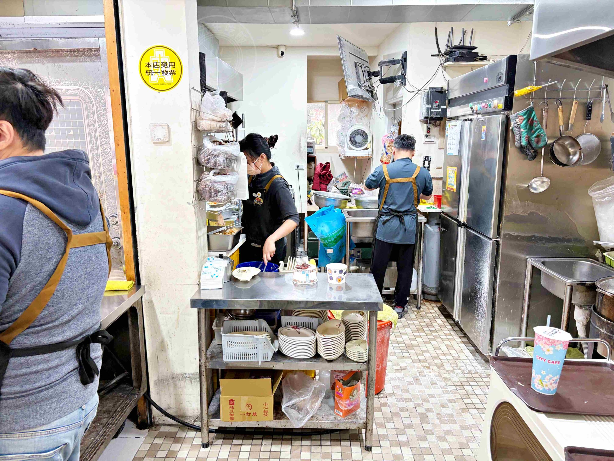 【古亭美食】同心大腸蚵仔麵線，500碗得獎，滿滿配料麵線，臭豆腐超有名推薦(菜單) @趙先生吃飯