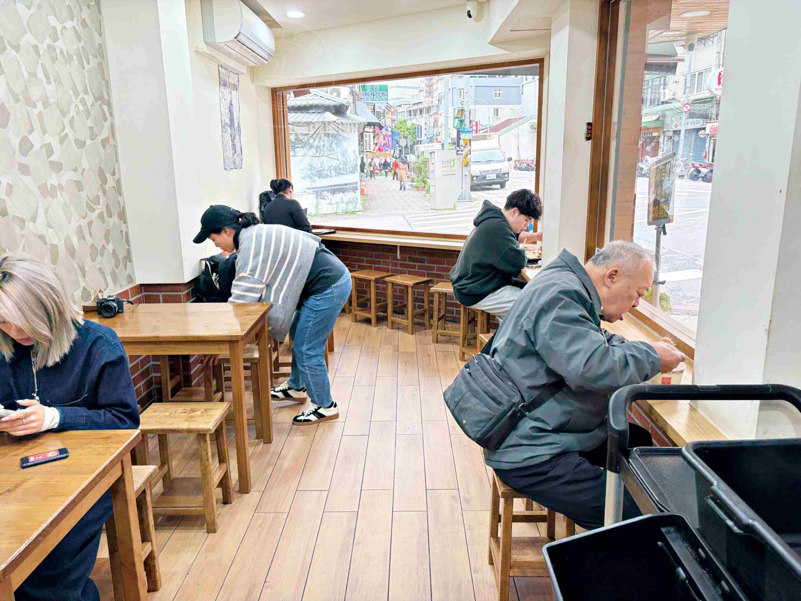 【古亭美食】同心大腸蚵仔麵線，500碗得獎，滿滿配料麵線，臭豆腐超有名推薦(菜單) @趙先生吃飯