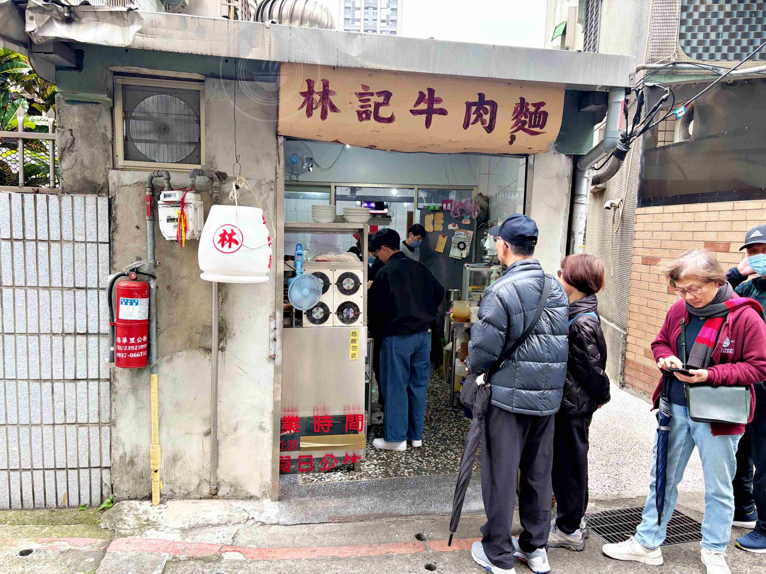 【古亭美食】林記牛肉麵，五百碗認證，巷弄內超強排隊名店，推薦牛肉麵、麻醬麵加蛋包(菜單) @趙先生吃飯
