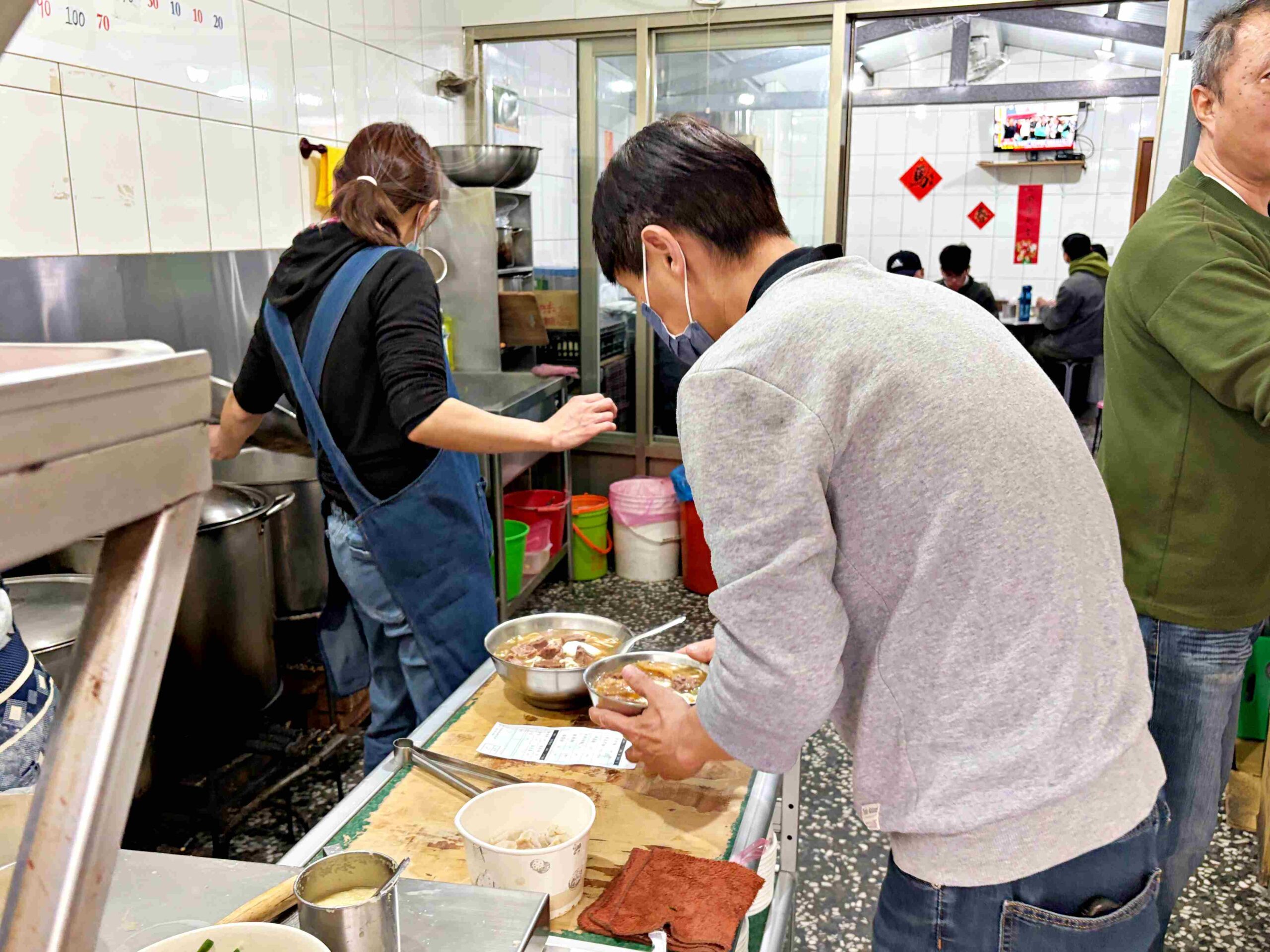 【古亭美食】林記牛肉麵，五百碗認證，巷弄內超強排隊名店，推薦牛肉麵、麻醬麵加蛋包(菜單) @趙先生吃飯