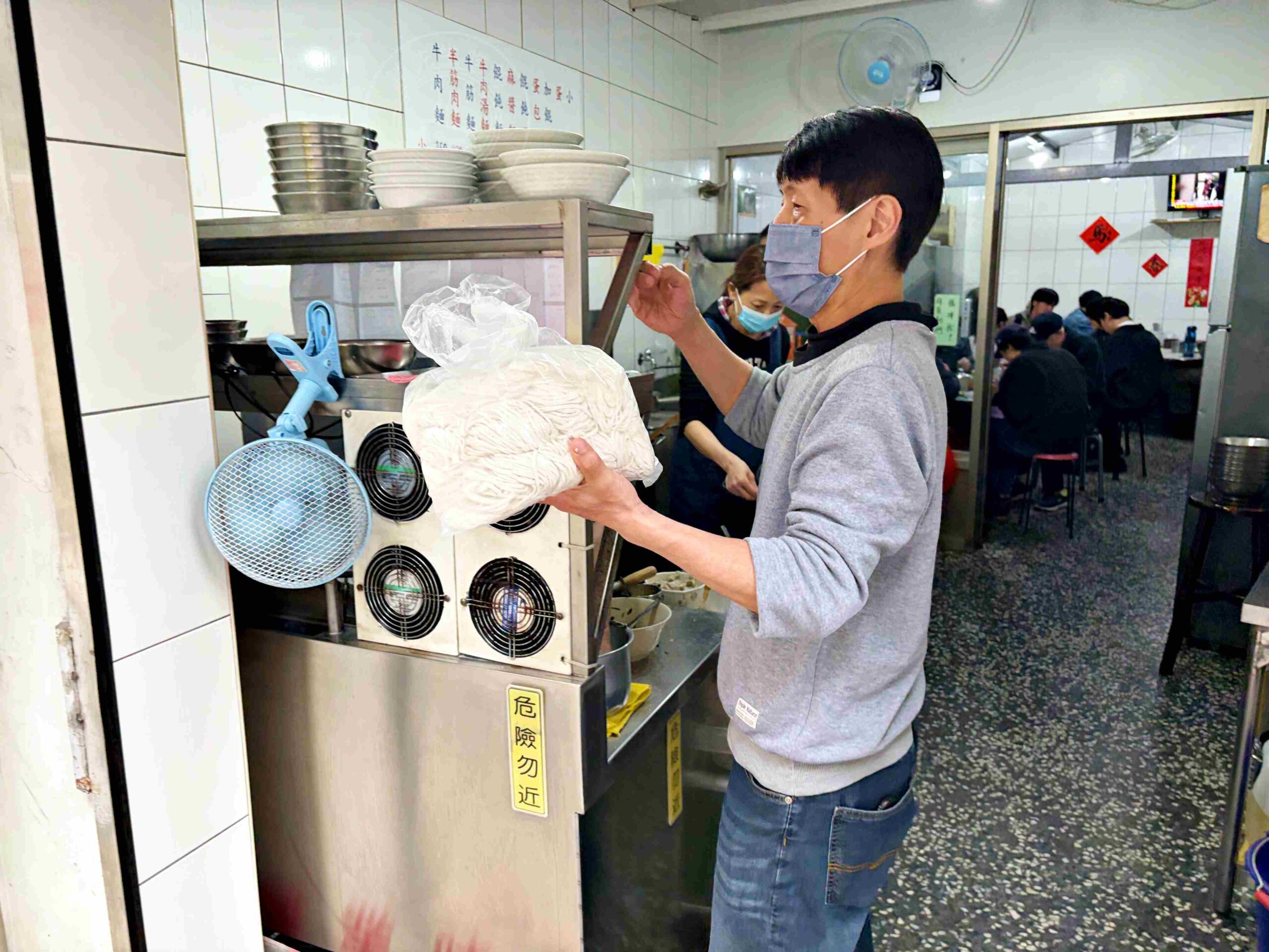 【古亭美食】林記牛肉麵，五百碗認證，巷弄內超強排隊名店，推薦牛肉麵、麻醬麵加蛋包(菜單) @趙先生吃飯