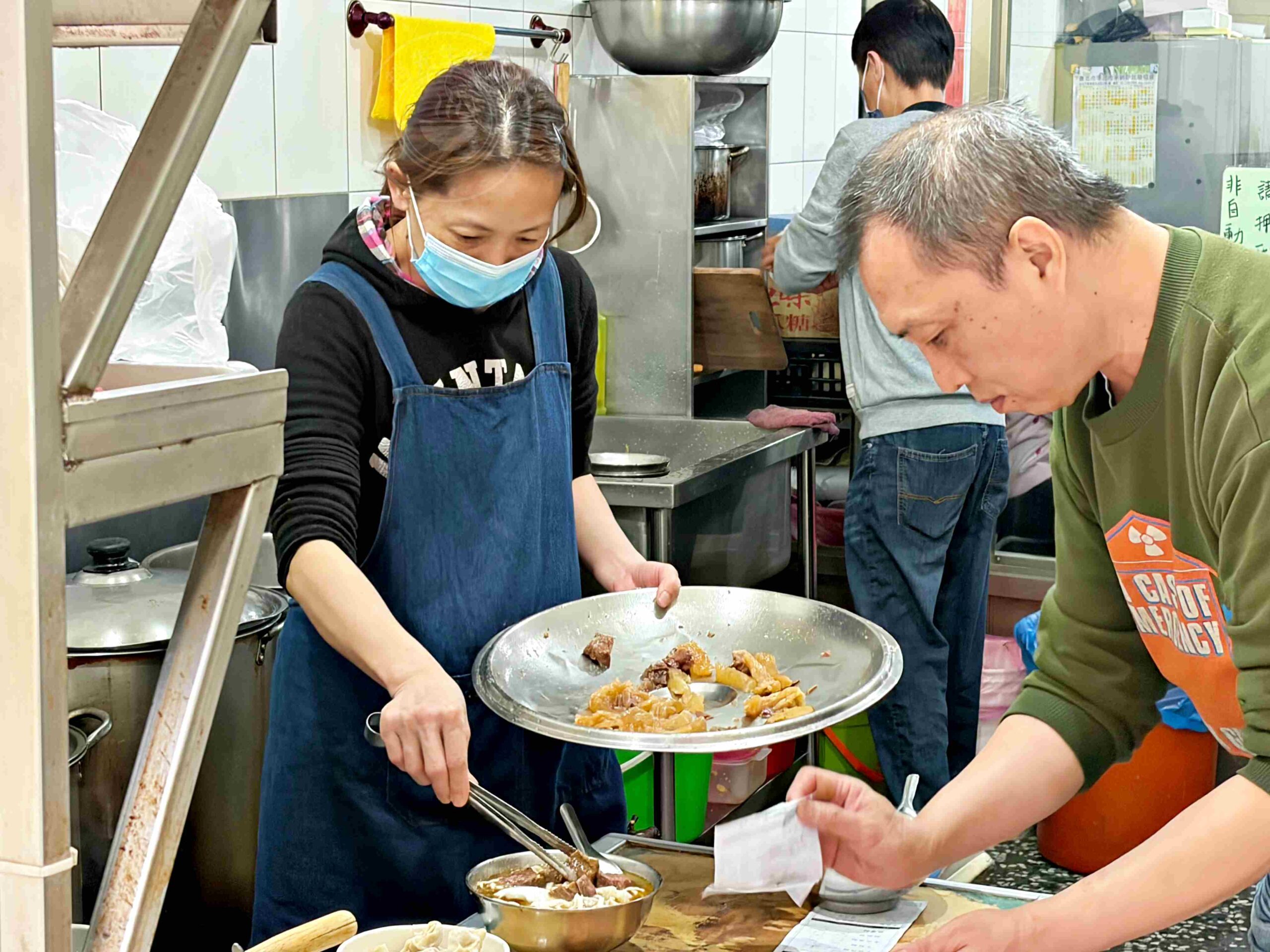 【古亭美食】林記牛肉麵，五百碗認證，巷弄內超強排隊名店，推薦牛肉麵、麻醬麵加蛋包(菜單) @趙先生吃飯