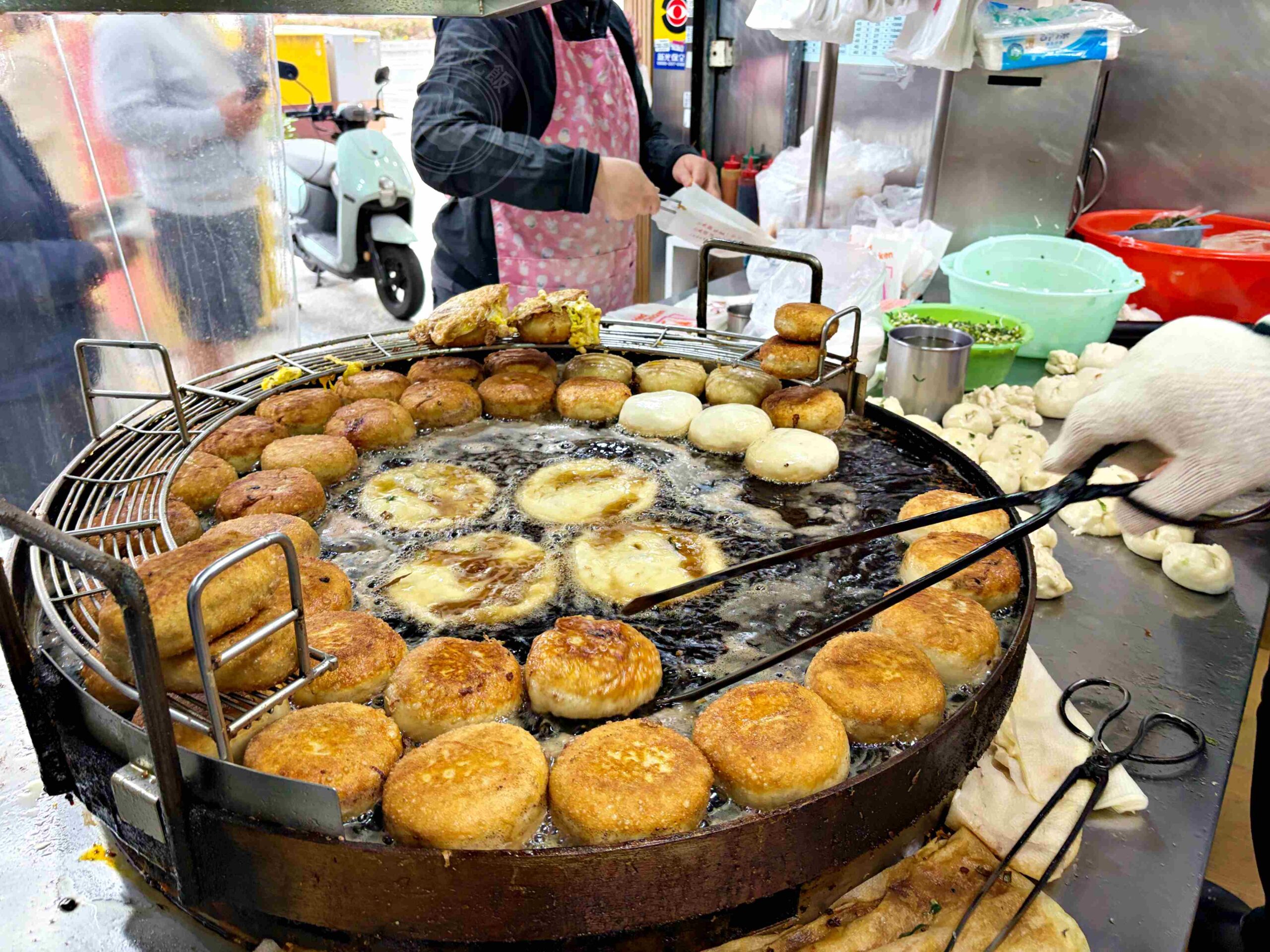 【師大美食】溫州街蘿蔔絲餅達人，50年爆餡的傳統現炸點心，推薦蘿蔔絲餅與蛋餅(菜單) @趙先生吃飯