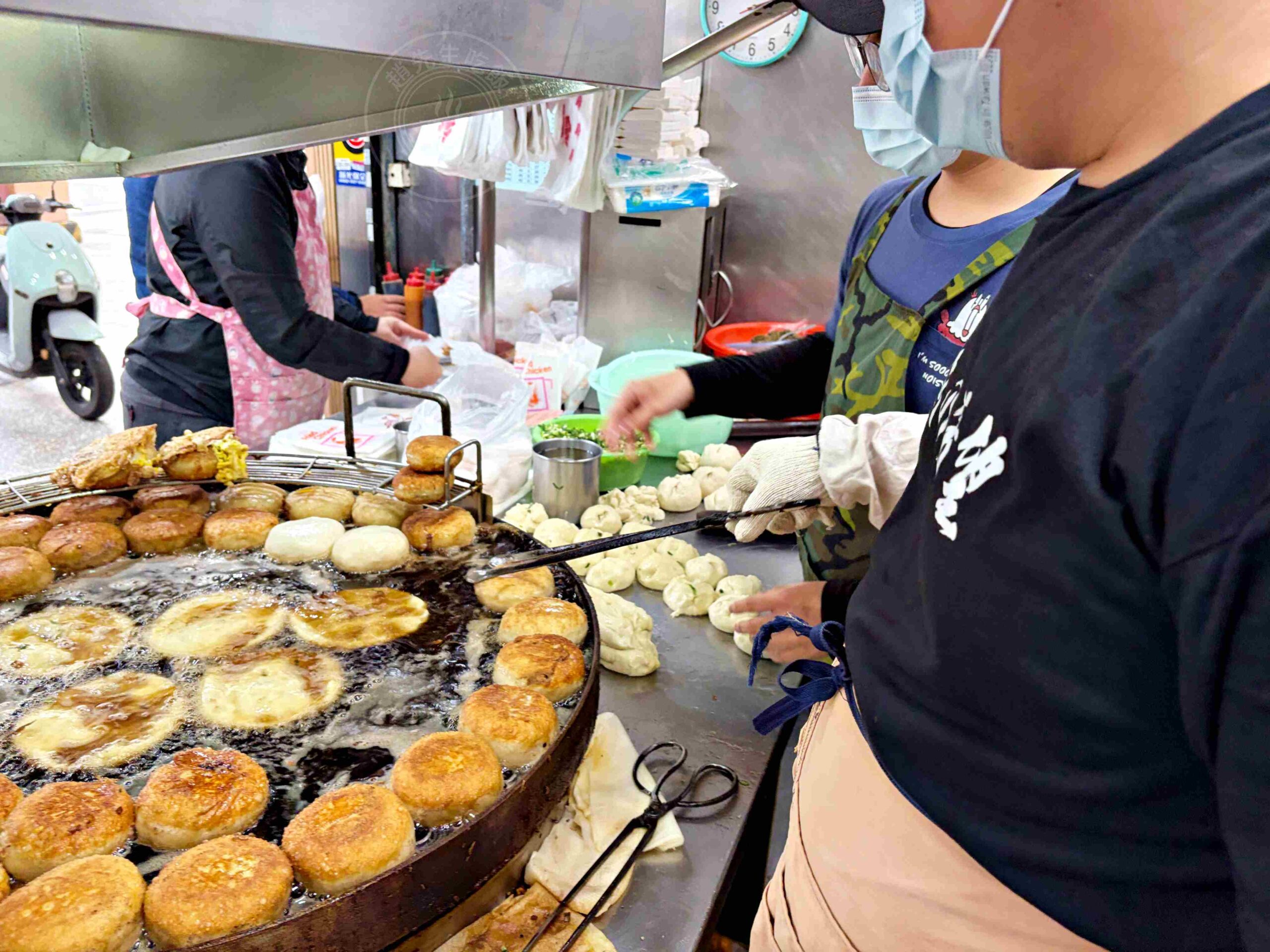 【師大美食】溫州街蘿蔔絲餅達人，50年爆餡的傳統現炸點心，推薦蘿蔔絲餅與蛋餅(菜單) @趙先生吃飯