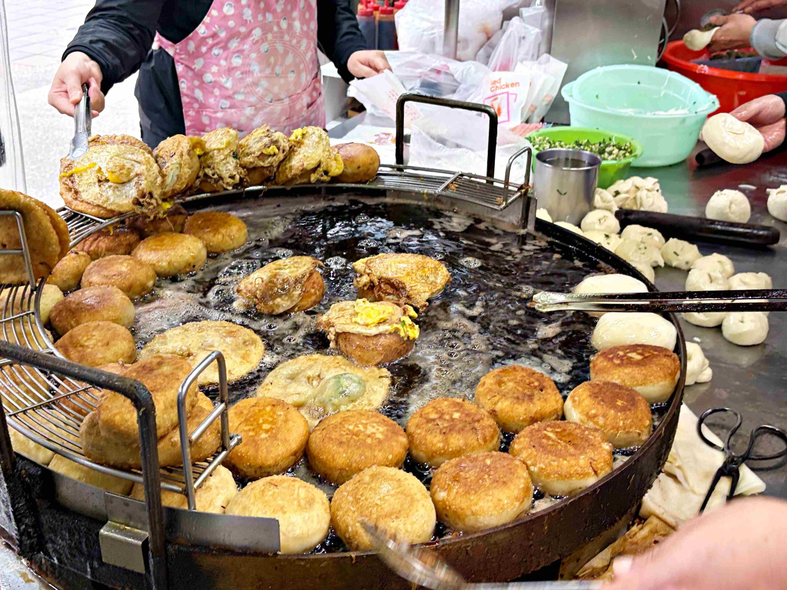 【師大美食】溫州街蘿蔔絲餅達人，50年爆餡的傳統現炸點心，推薦蘿蔔絲餅與蛋餅(菜單) @趙先生吃飯
