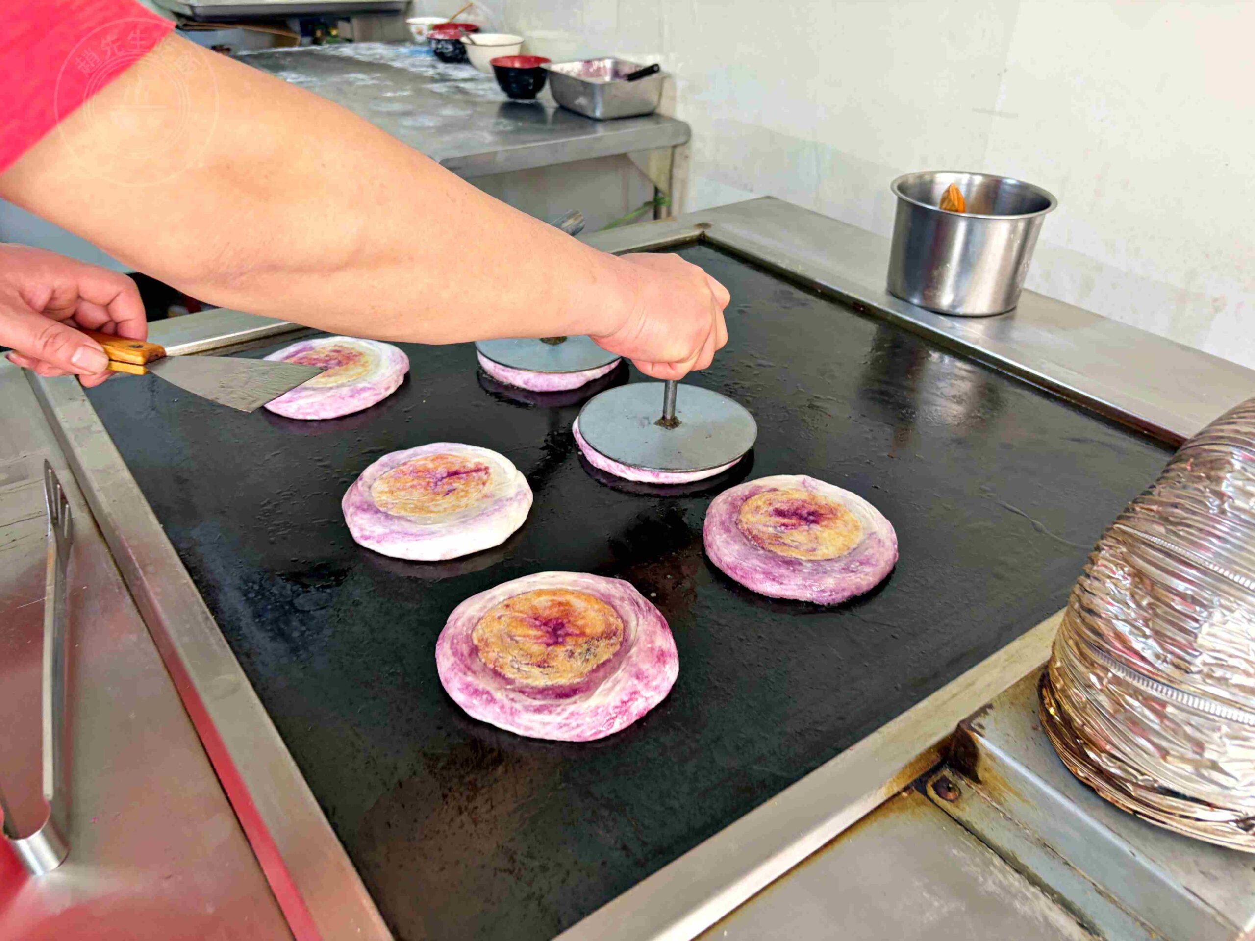 【新莊美食】川豫手工餃子河南燒餅，純手工現烤外酥內軟Ｑ推薦紫薯燒餅芝麻糖餅(菜單) @趙先生吃飯