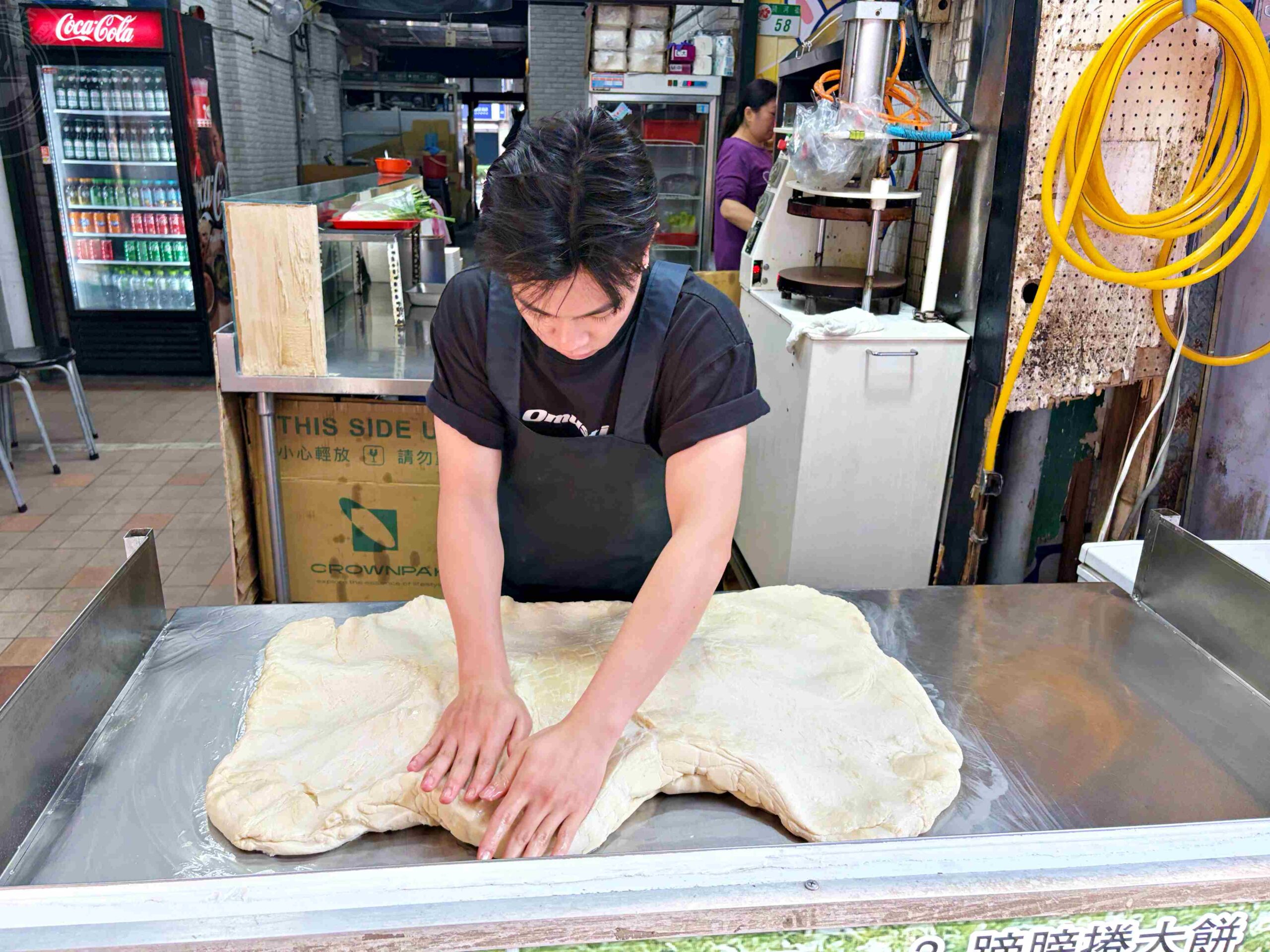【饒河夜市美食】蔥海手工蔥油餅，麵糰蓋滿青蔥像草皮一樣誇張，推薦牛肉、豬肉捲餅(菜單) @趙先生吃飯
