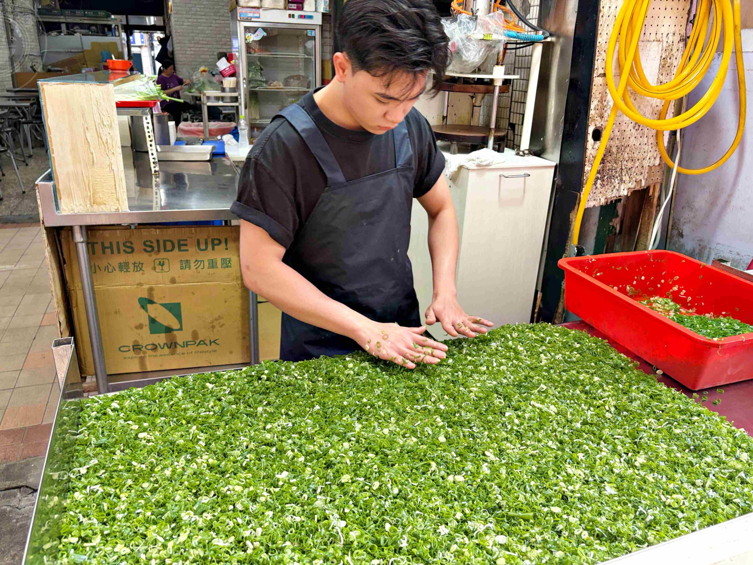 【饒河夜市美食】蔥海手工蔥油餅,麵糰蓋滿青蔥像草皮一樣誇張,推薦牛肉、豬肉捲餅(菜單) @趙先生吃飯 【饒河夜市美食】蔥海手工蔥油餅,麵糰蓋滿青蔥像草皮一樣誇張,推薦牛肉、豬肉捲餅(菜單) @趙先生吃飯
