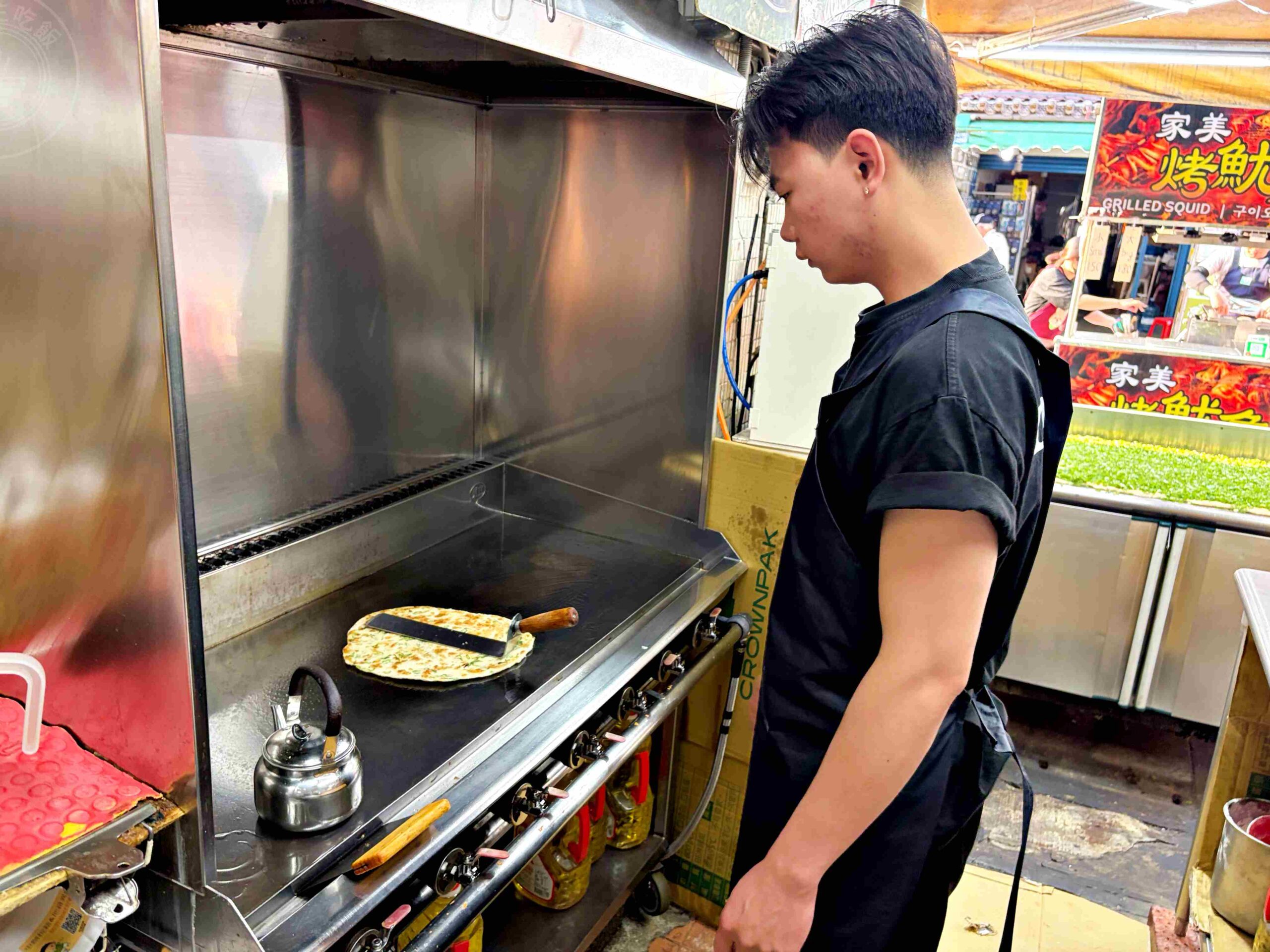 【饒河夜市美食】蔥海手工蔥油餅，麵糰蓋滿青蔥像草皮一樣誇張，推薦牛肉、豬肉捲餅(菜單) @趙先生吃飯