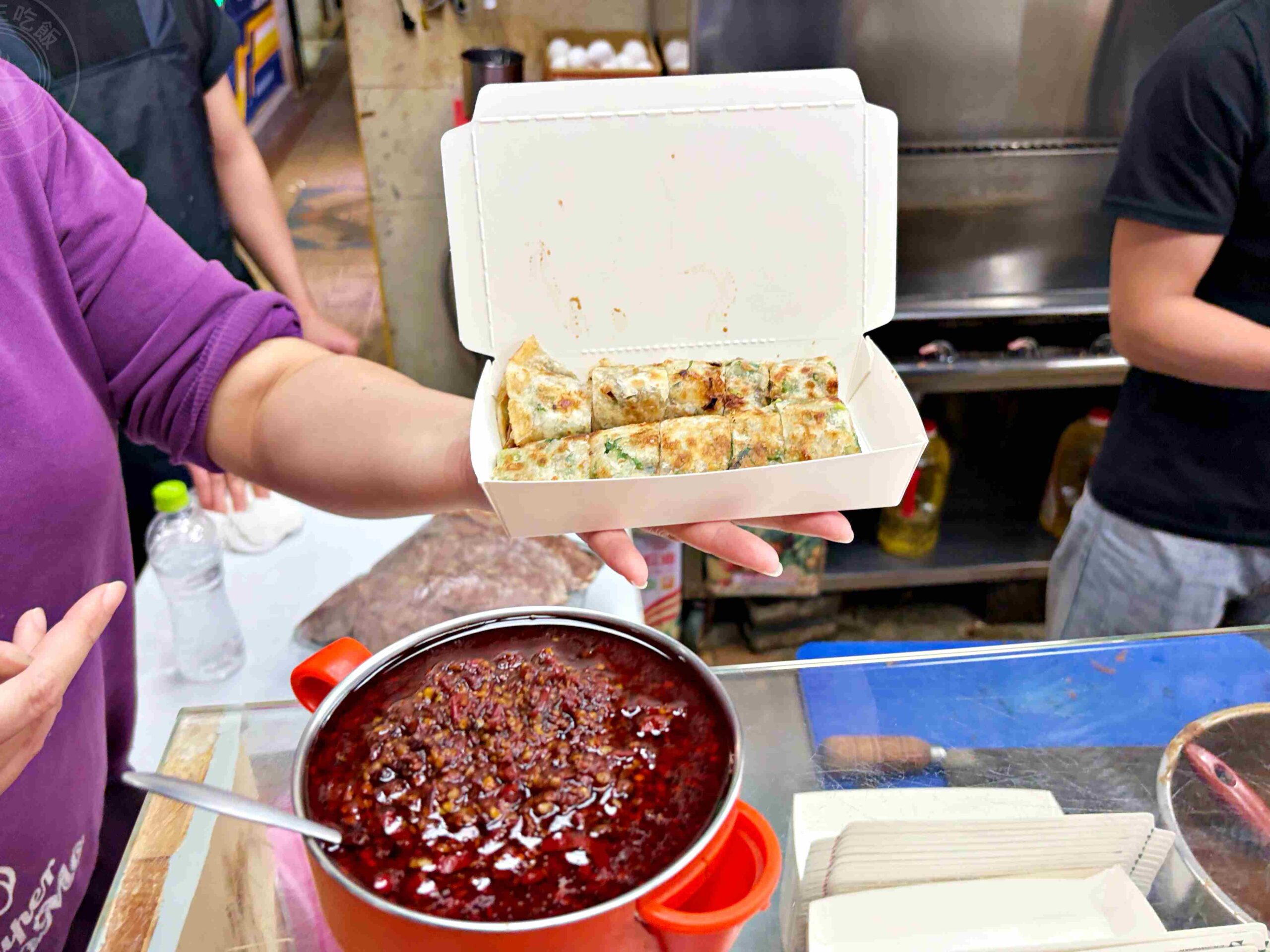 【饒河夜市美食】蔥海手工蔥油餅,麵糰蓋滿青蔥像草皮一樣誇張,推薦牛肉、豬肉捲餅(菜單) @趙先生吃飯 【饒河夜市美食】蔥海手工蔥油餅,麵糰蓋滿青蔥像草皮一樣誇張,推薦牛肉、豬肉捲餅(菜單) @趙先生吃飯