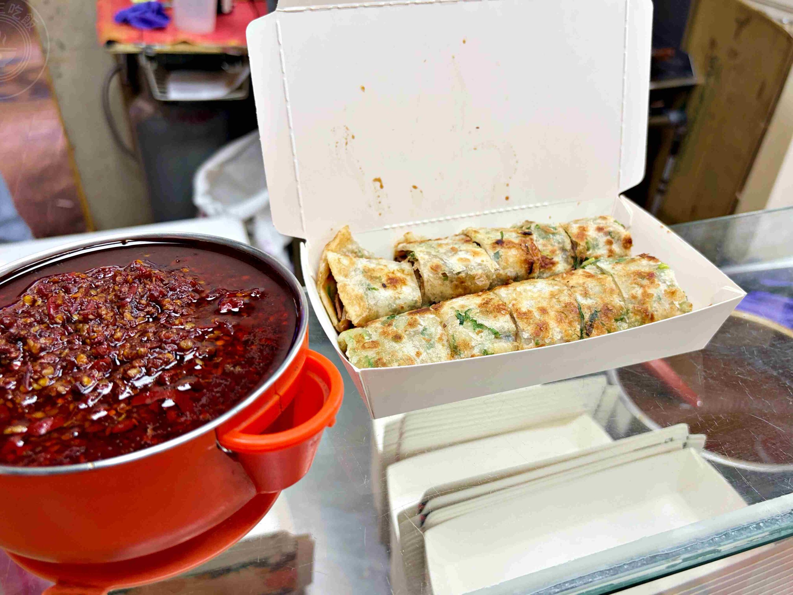 【饒河夜市美食】蔥海手工蔥油餅,麵糰蓋滿青蔥像草皮一樣誇張,推薦牛肉、豬肉捲餅(菜單) @趙先生吃飯 【饒河夜市美食】蔥海手工蔥油餅,麵糰蓋滿青蔥像草皮一樣誇張,推薦牛肉、豬肉捲餅(菜單) @趙先生吃飯