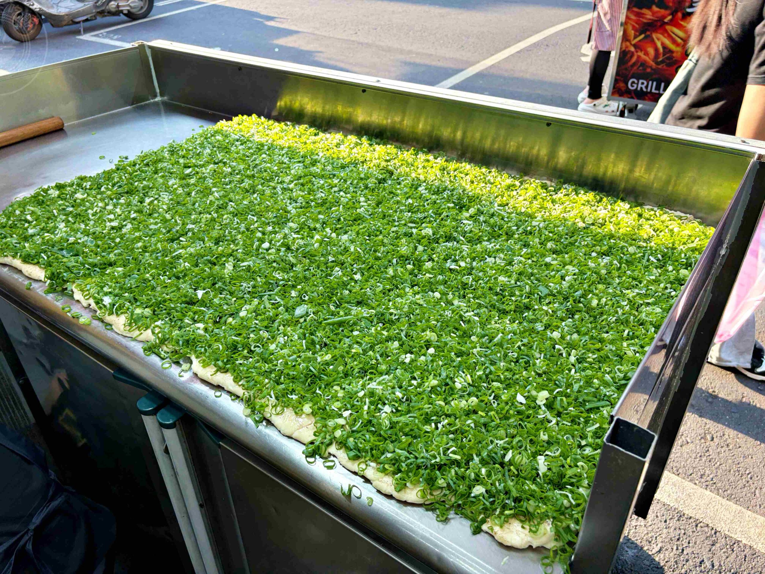 【饒河夜市美食】蔥海手工蔥油餅，麵糰蓋滿青蔥像草皮一樣誇張，推薦牛肉、豬肉捲餅(菜單) @趙先生吃飯