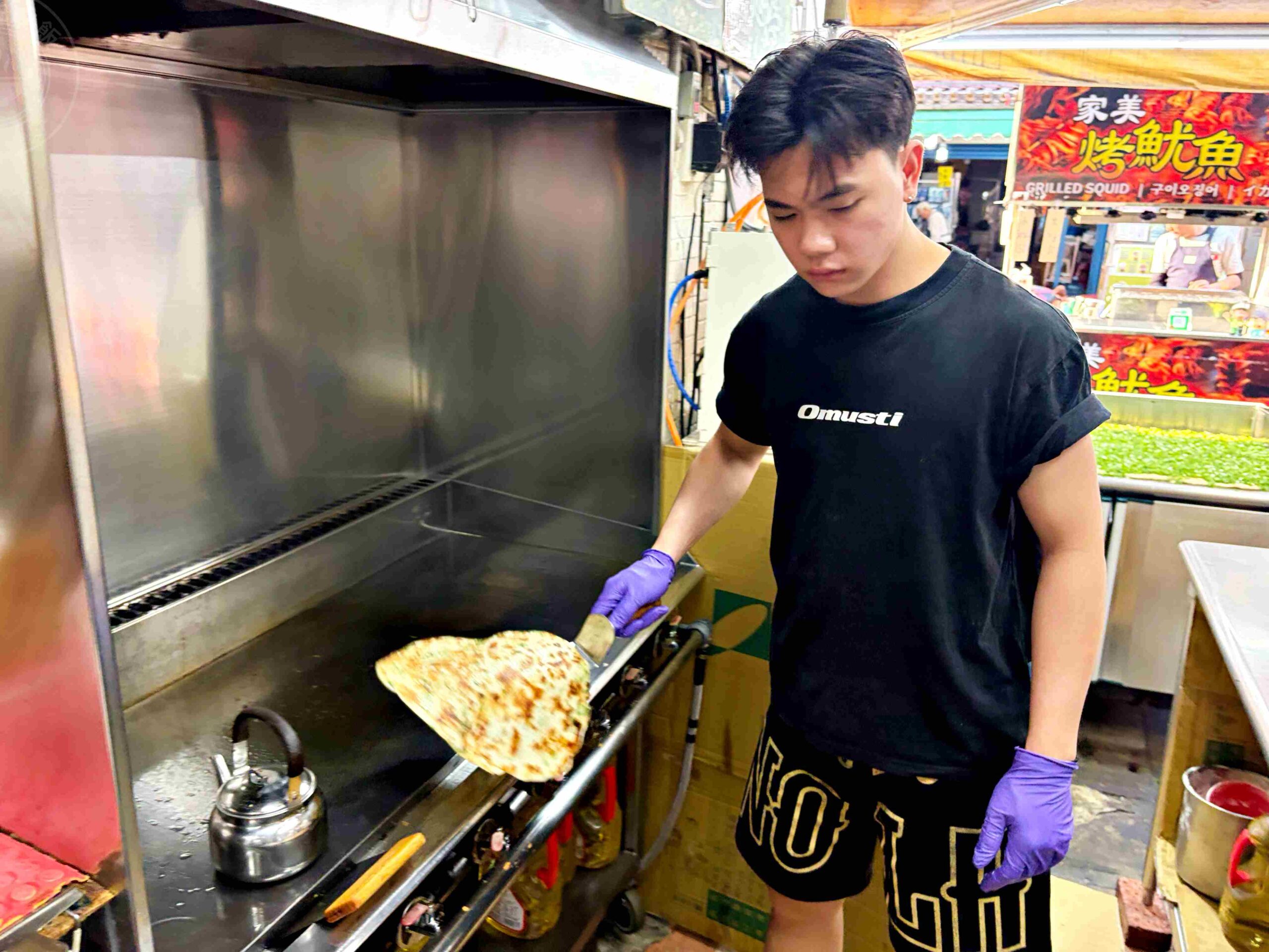 【饒河夜市美食】蔥海手工蔥油餅,麵糰蓋滿青蔥像草皮一樣誇張,推薦牛肉、豬肉捲餅(菜單) @趙先生吃飯 【饒河夜市美食】蔥海手工蔥油餅,麵糰蓋滿青蔥像草皮一樣誇張,推薦牛肉、豬肉捲餅(菜單) @趙先生吃飯