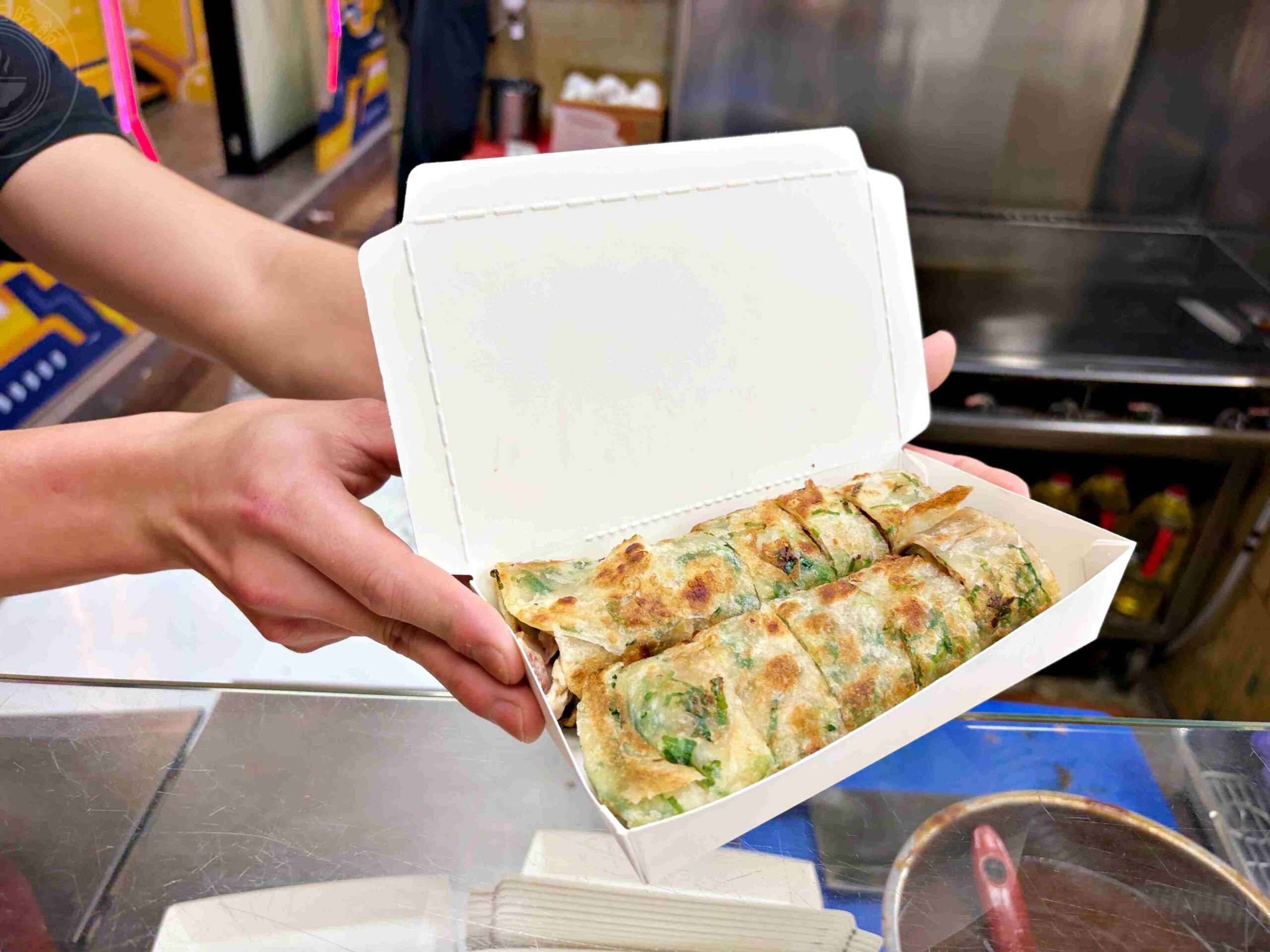 【饒河夜市美食】蔥海手工蔥油餅,麵糰蓋滿青蔥像草皮一樣誇張,推薦牛肉、豬肉捲餅(菜單) @趙先生吃飯 【饒河夜市美食】蔥海手工蔥油餅,麵糰蓋滿青蔥像草皮一樣誇張,推薦牛肉、豬肉捲餅(菜單) @趙先生吃飯