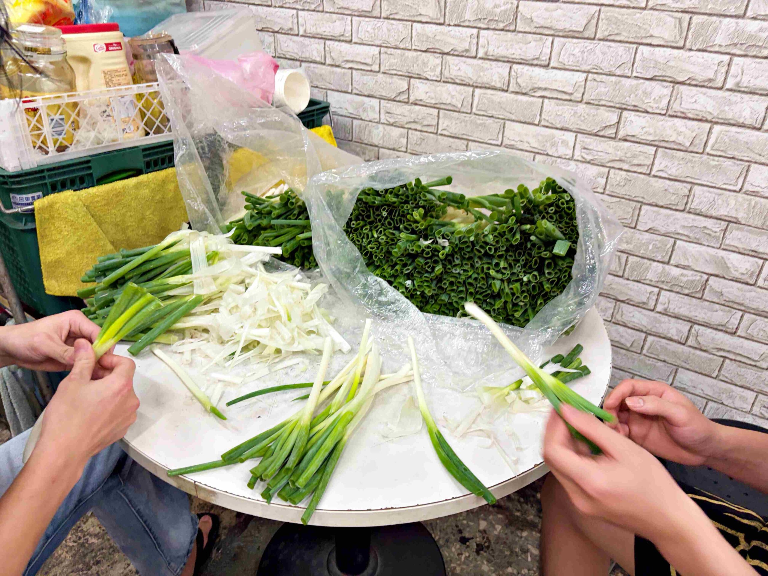 【饒河夜市美食】蔥海手工蔥油餅,麵糰蓋滿青蔥像草皮一樣誇張,推薦牛肉、豬肉捲餅(菜單) @趙先生吃飯 【饒河夜市美食】蔥海手工蔥油餅,麵糰蓋滿青蔥像草皮一樣誇張,推薦牛肉、豬肉捲餅(菜單) @趙先生吃飯