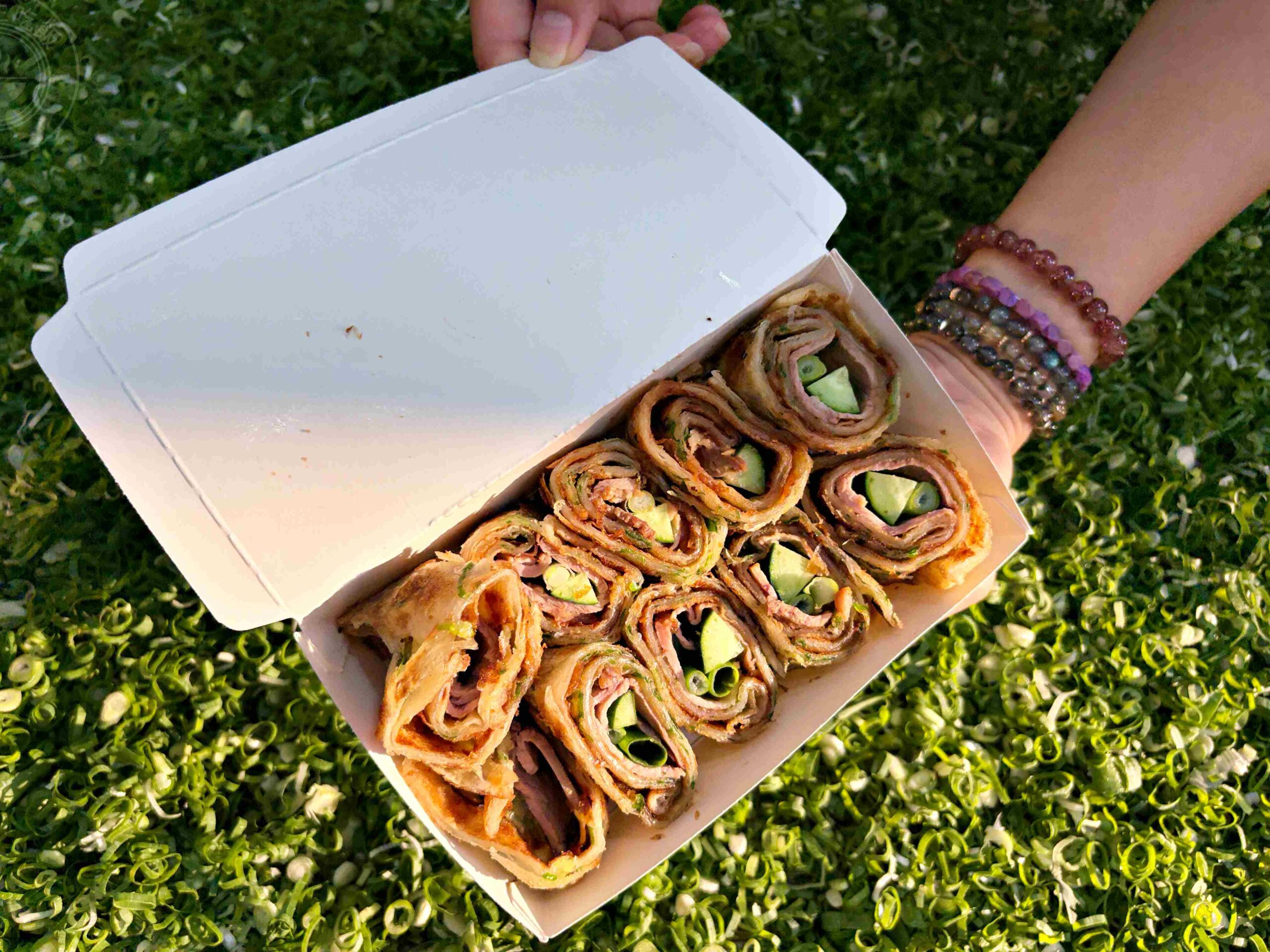 【饒河夜市美食】蔥海手工蔥油餅，麵糰蓋滿青蔥像草皮一樣誇張，推薦牛肉、豬肉捲餅(菜單) @趙先生吃飯