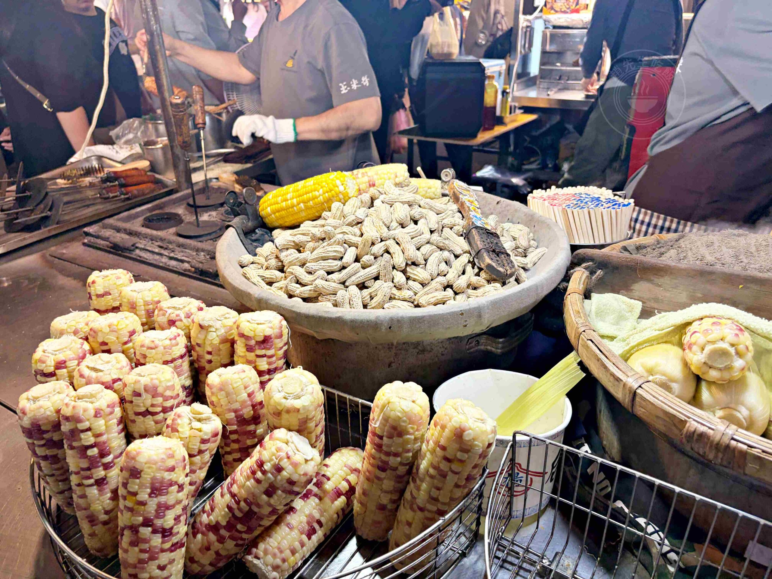 【饒河美食】直立式炭烤玉米(饒河夜市)，500碗推薦傳統木炭推薦(菜單) @趙先生吃飯