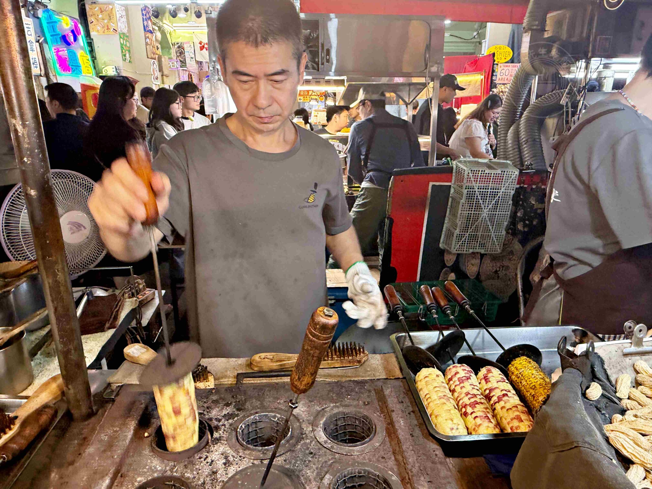 【饒河美食】直立式炭烤玉米(饒河夜市)，500碗推薦傳統木炭推薦(菜單) @趙先生吃飯